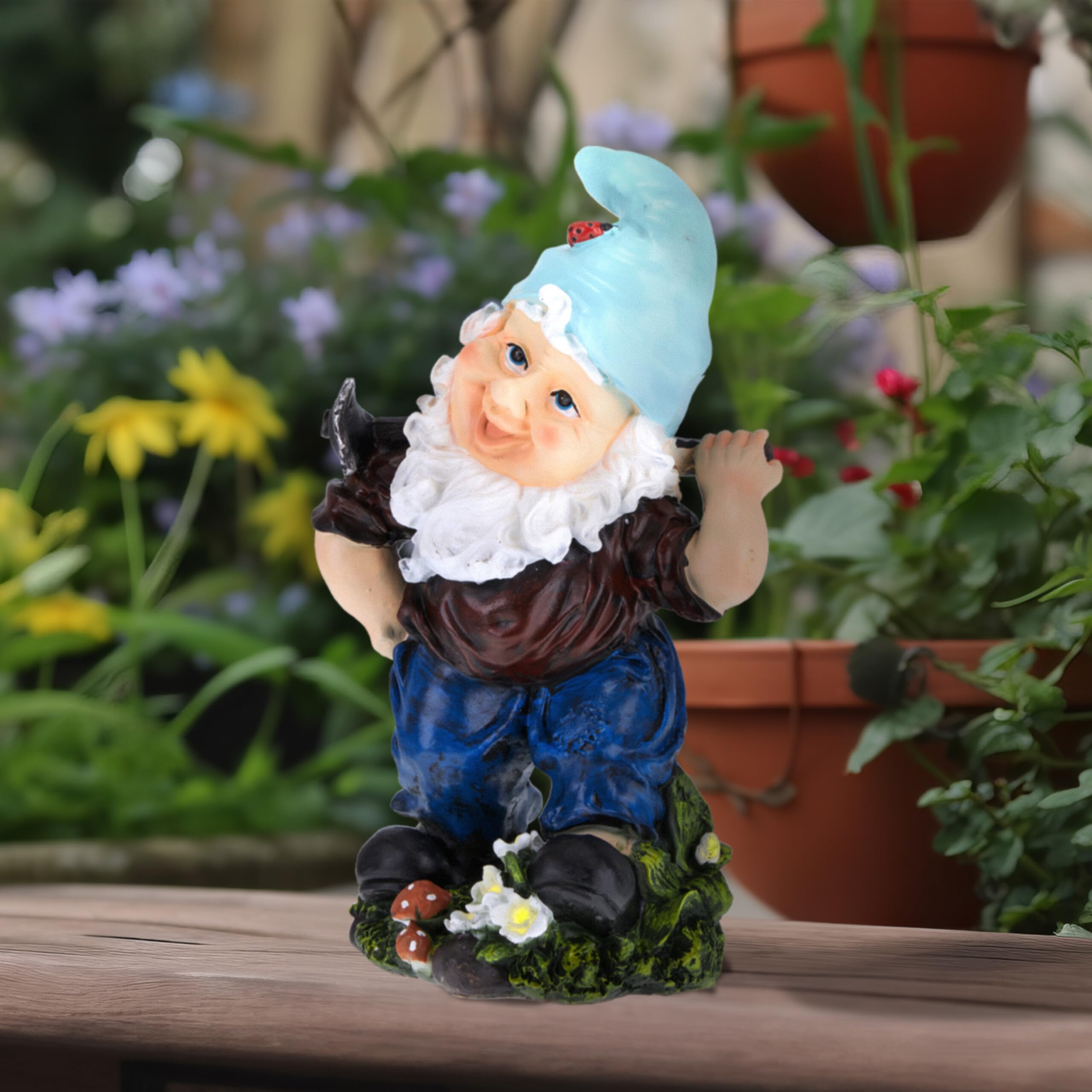 Relaxdays Gnomo de Jardín con Azada, Resistente Intemperie y Heladas, 32x19x14cm, Figura Enano, Piedra Falsa, Multicolor, Polirresina