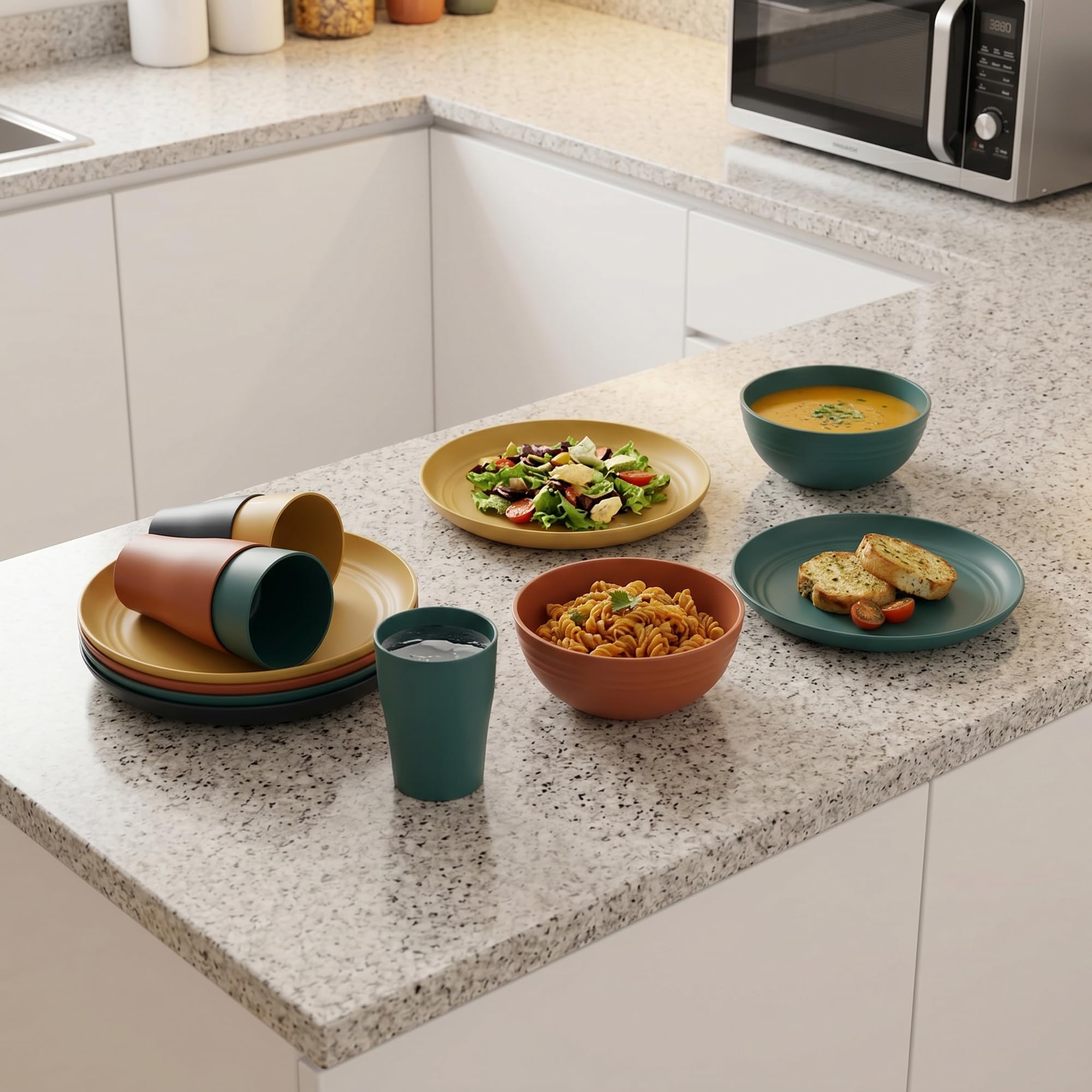 Service de table 32 pièces en plastique incassable - Assiettes plates, assiettes à salade, bols et tasses pour camping, pique-nique et fête, passe au micro-ondes et au lave-vaisselle