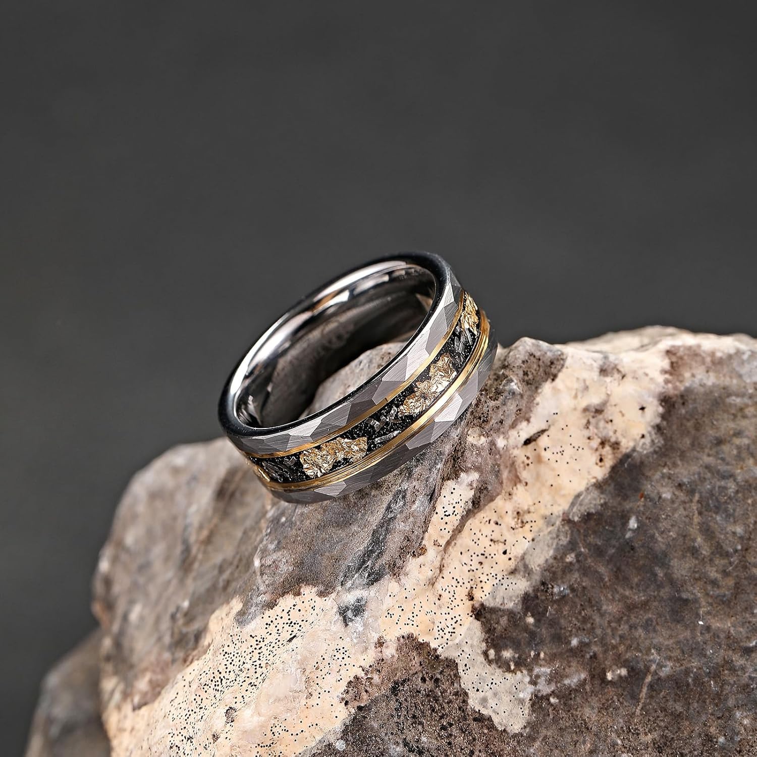 Mens Tungsten Carbide Wedding Bands 8mm Black Hammered Edge Gold Foil Inly Durable Scratch Proof Stainless Steel Cool Promise Ring for Him Comfort Fit