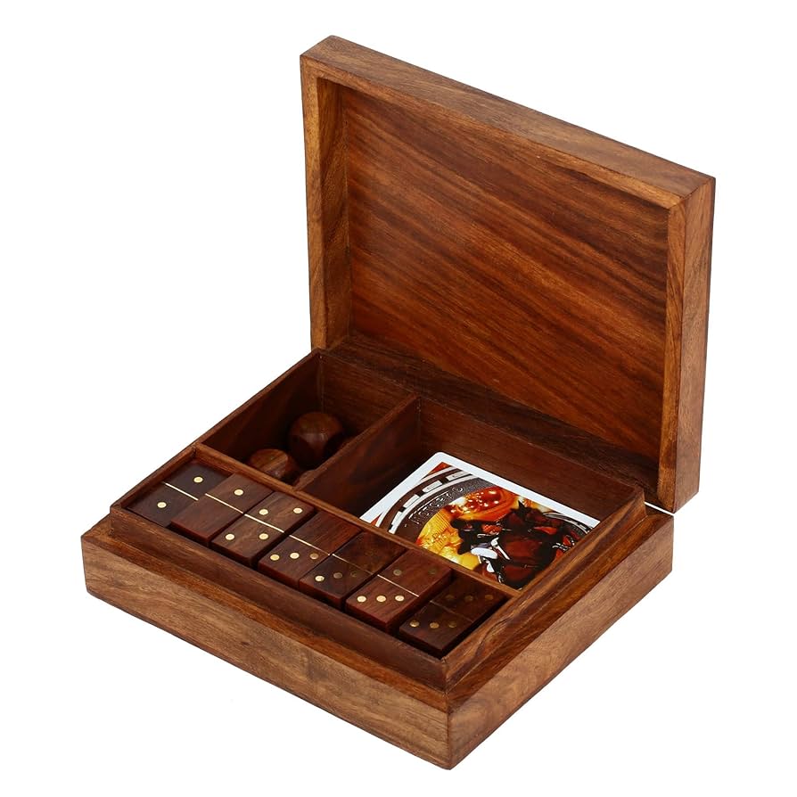 マホガニーと思われる木箱に入ったトランプと、サイコロと、ドミノ