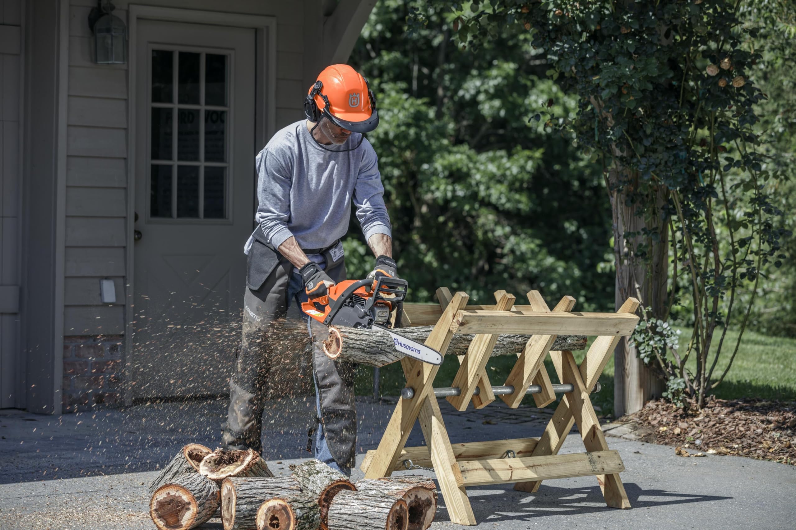 Husqvarna 130 : Tronçonneuse thermique 38 cm³ X-Torq®, guide-chaîne 35 cm, LowVib®. Idéale pour l’entretien du jardin et la coupe de bois de chauffage.
