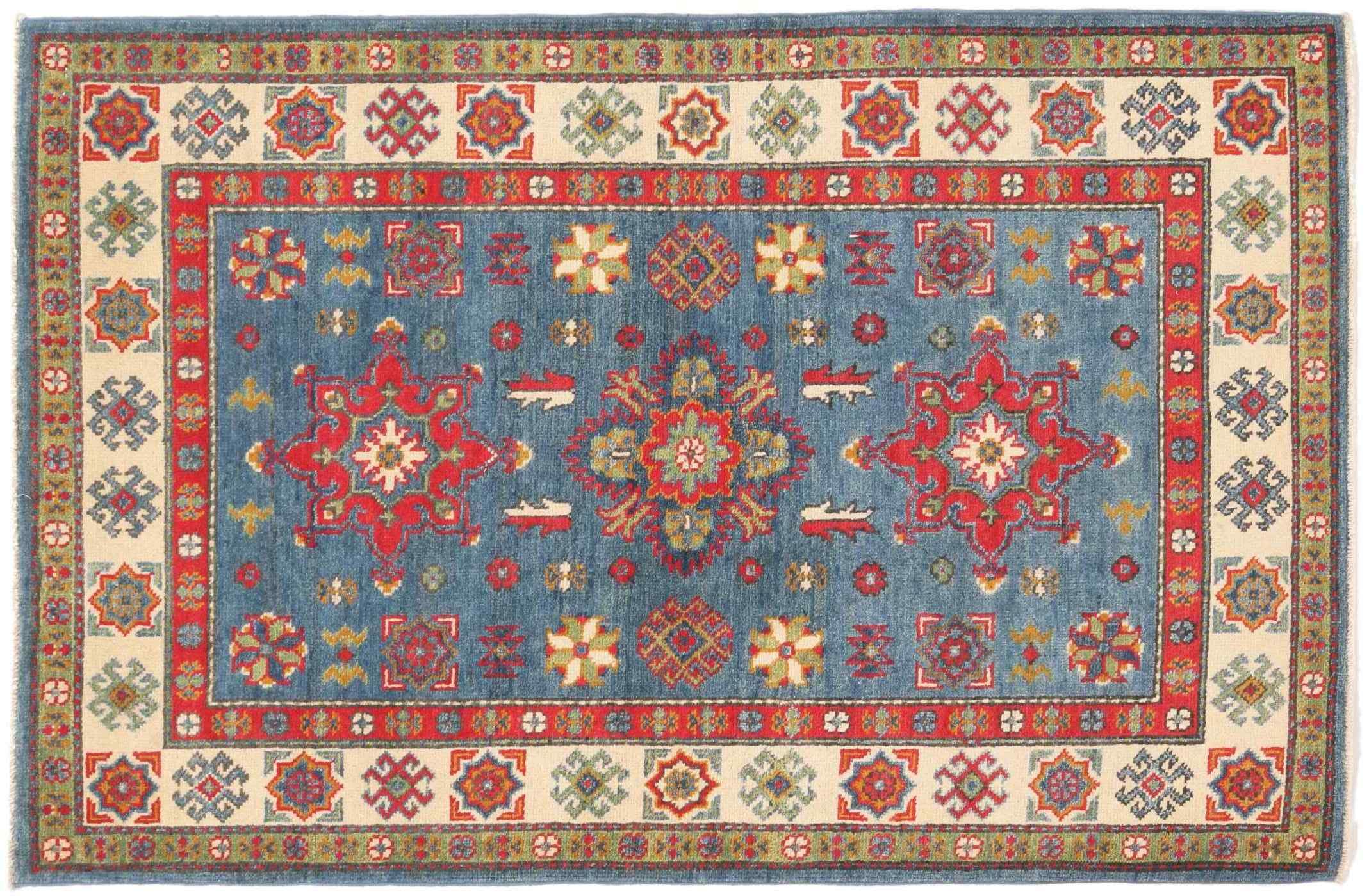Tapis Kazak bleu 100x150cm pour masquer un sol terne avec élégance