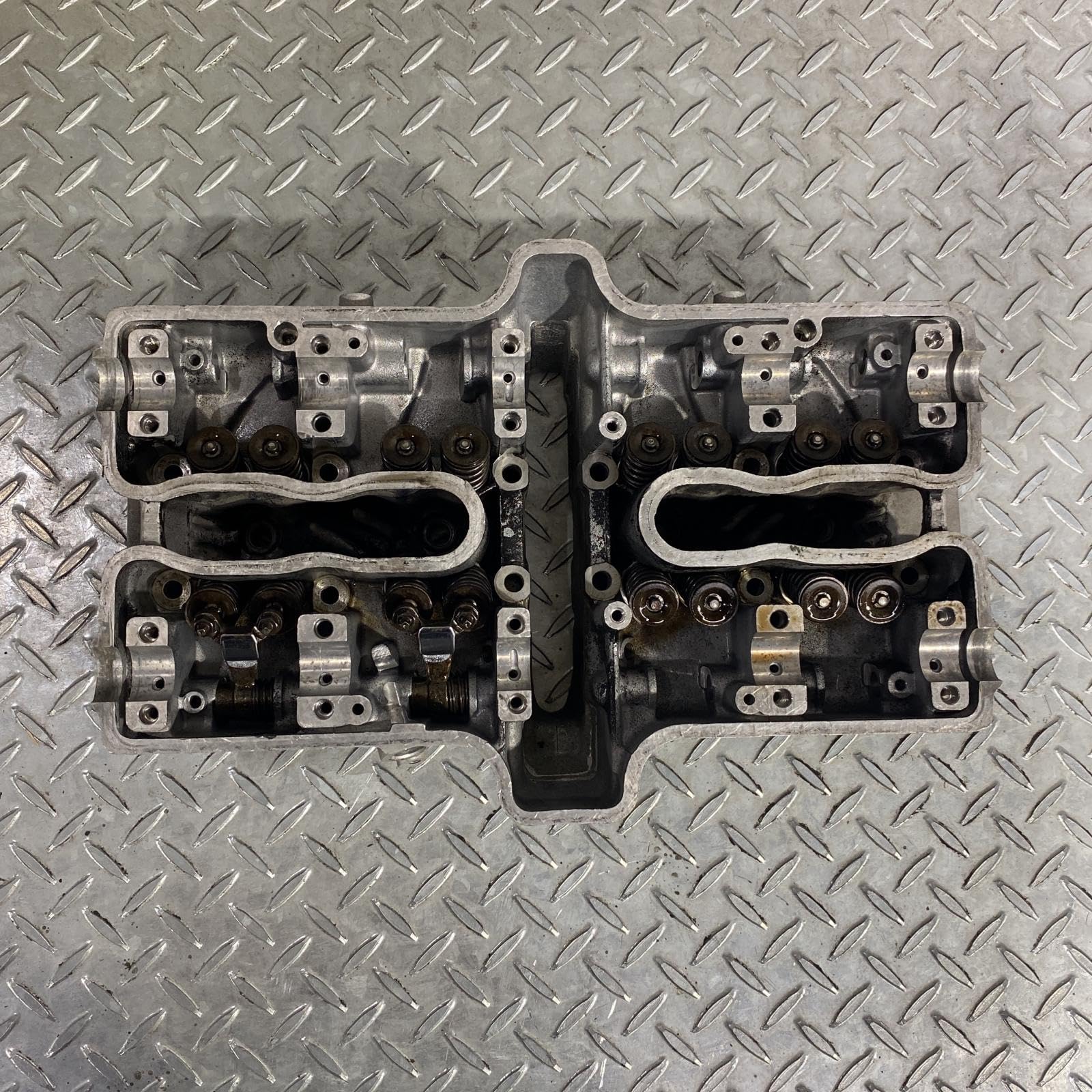 Amazon | CBX400F シリンダーヘッド(M-250616-67) | シリンダーヘッド