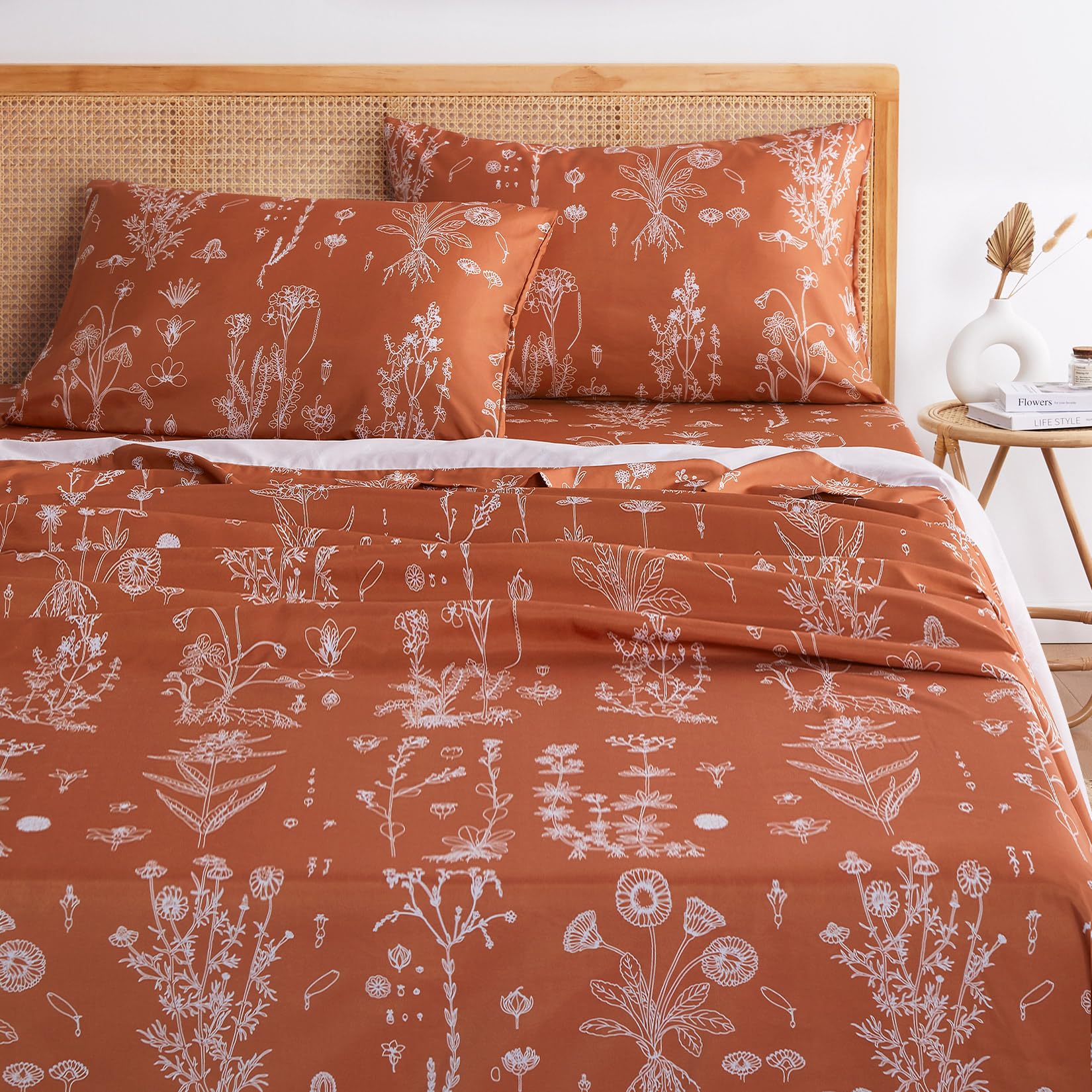 Wake In Cloud - Queen Size Bed Sheets, 4-Piece Sheet Set, Deep Pocket, Floral Shabby Chic Botanical Terracotta Burnt Orange Flower, Soft Microfiber Patterned Printed Bedding