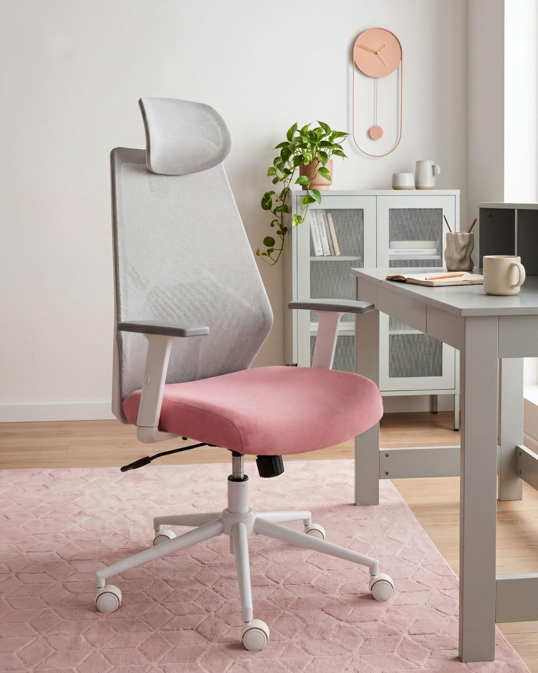 Beliani Silla de Oficina Multifuncional tapicería de Malla reposabrazos y reposacabezas Ajustables Ajuste de la Altura del Asiento Base giratoria inclinación del Respaldo Gris y Rosa Oryn