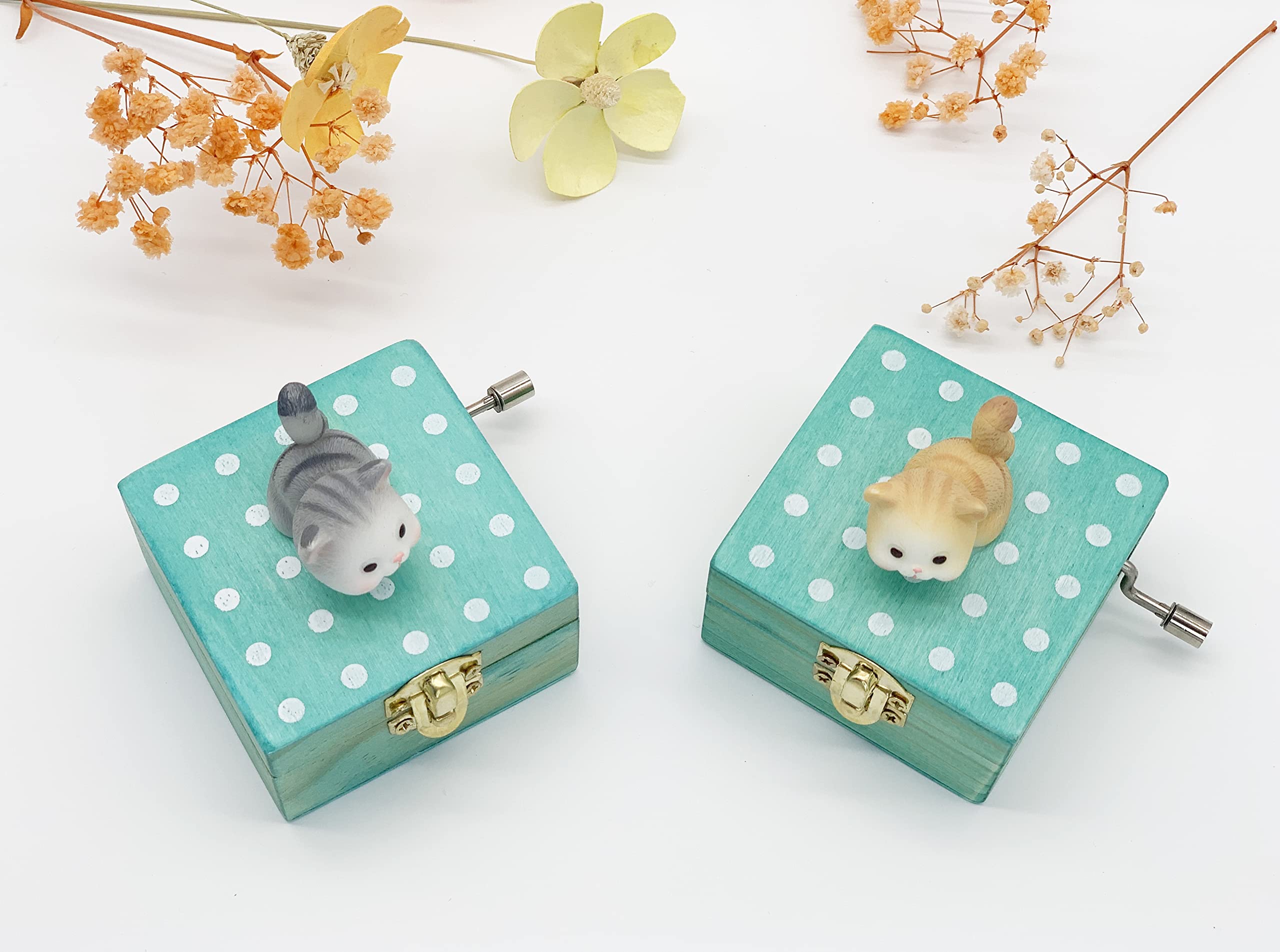 Nbcymg Gift Wrapped Mini Wooden Hand Crank Music Box with Lovely Cat (Tune: Castle in The Sky) (White Grey)