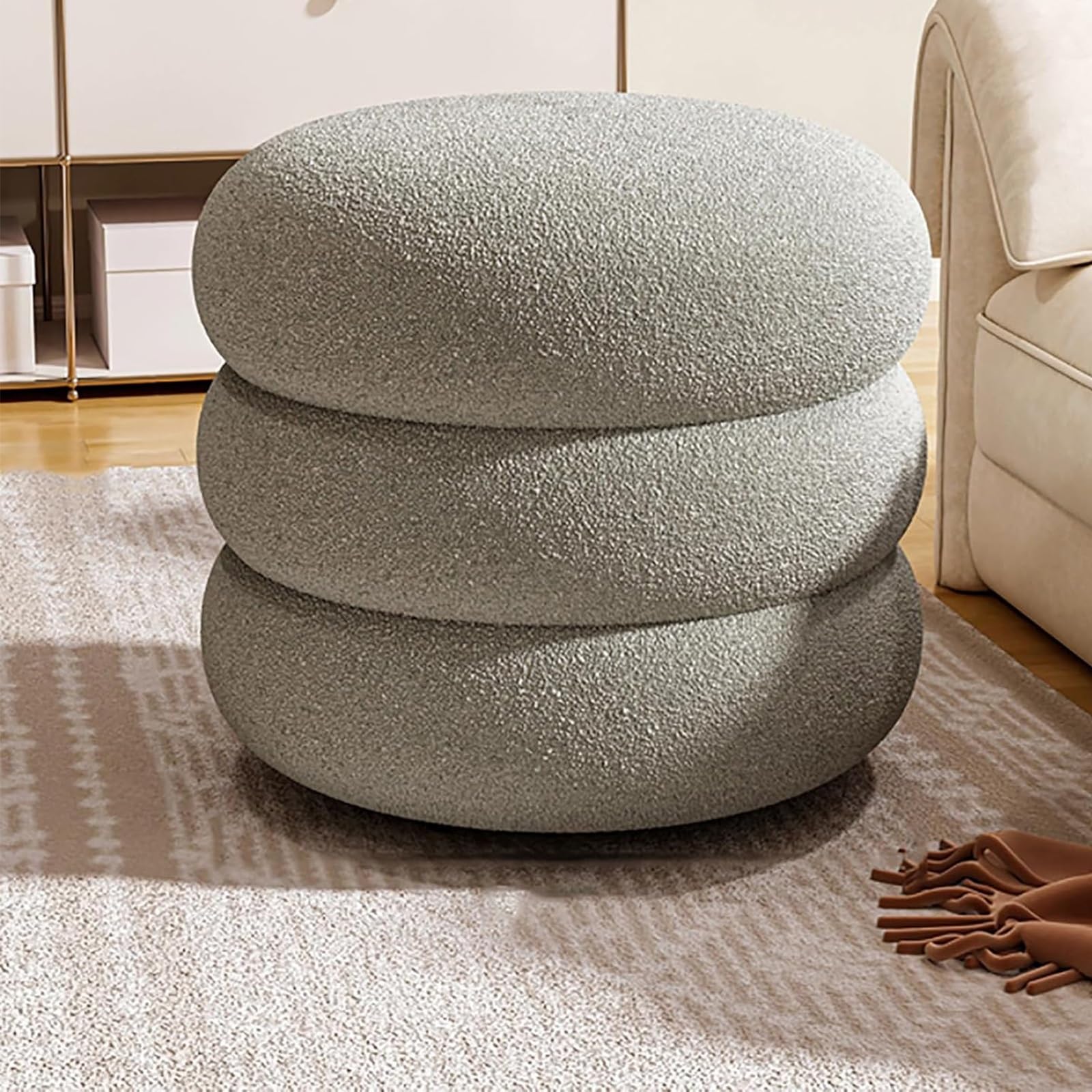 Taburete otomano Sherpa acolchado ideal para crear un rincon de lectura en el dormitorio
