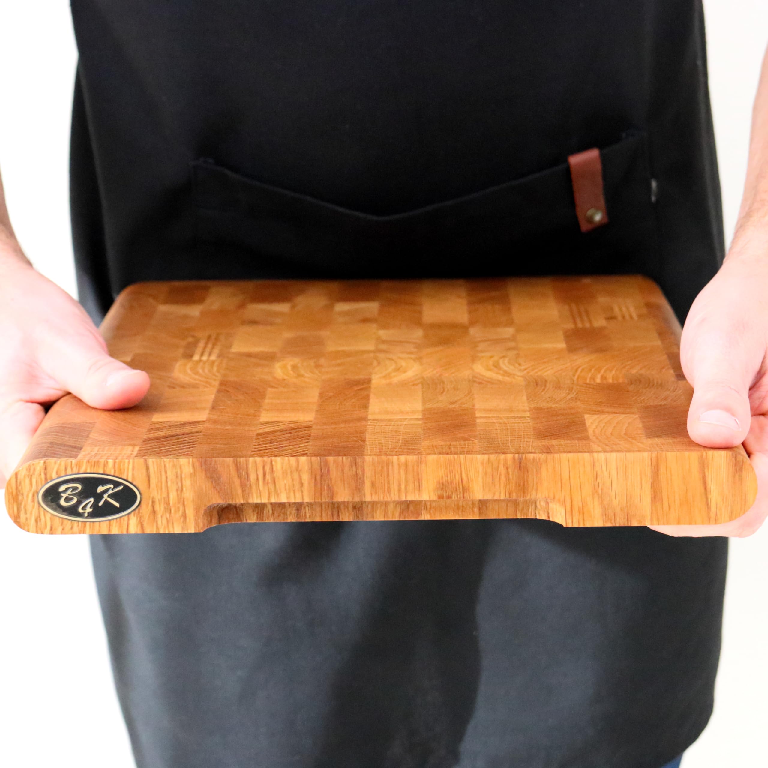B4K® Schneidebrett 35 × 25 cm aus Eichen-Stirnholz Inkl. Ständer | Hackblock mit Ständer, Abgerundete Kanten, Rutschfest mit Silikonfüßen, Griffmulden, Ideal für Küche & BBQ