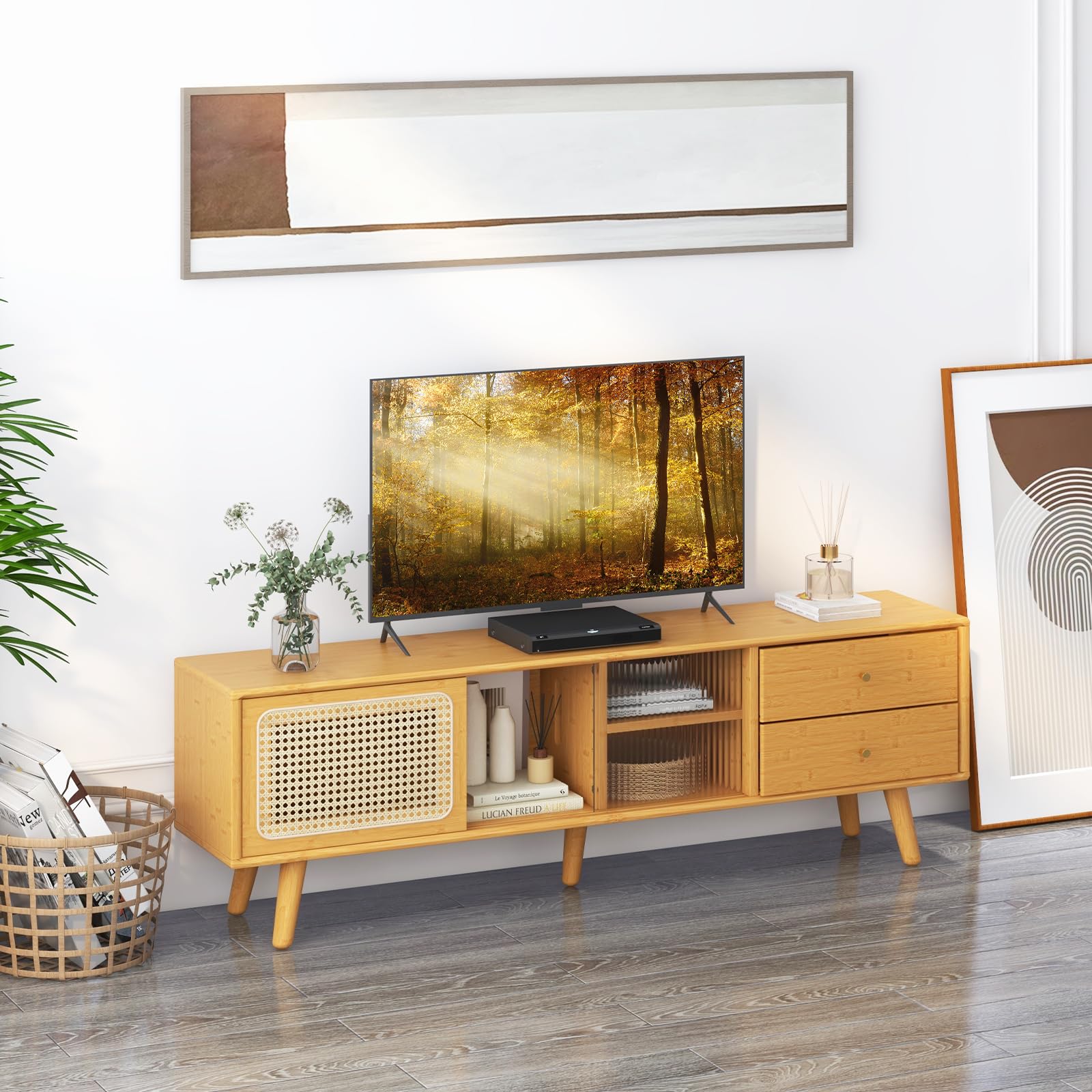 COSTWAY Bambusowa szafka pod telewizor z rattanowymi i szklanymi drzwiami przesuwnymi, stolik pod telewizor z 2 szufladami, szafka pod telewizory do 65 cali, do salonu, 140 x 31 x 45,5 cm