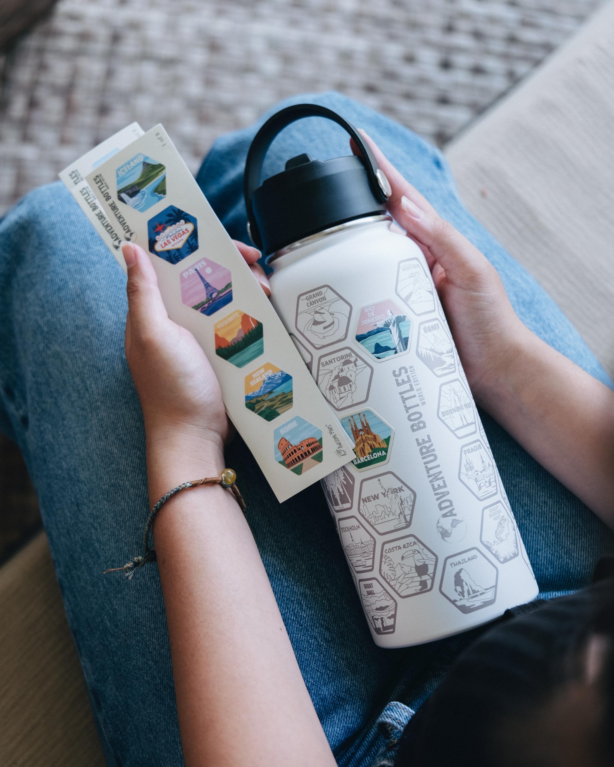 Awesome Maps Adventure Bottle - Personalisierbare Trinkflasche Reise Stickern, 1L Edelstahl, BPA-frei, auslaufsicher - Reise Geschenk für Männer und Frauen
