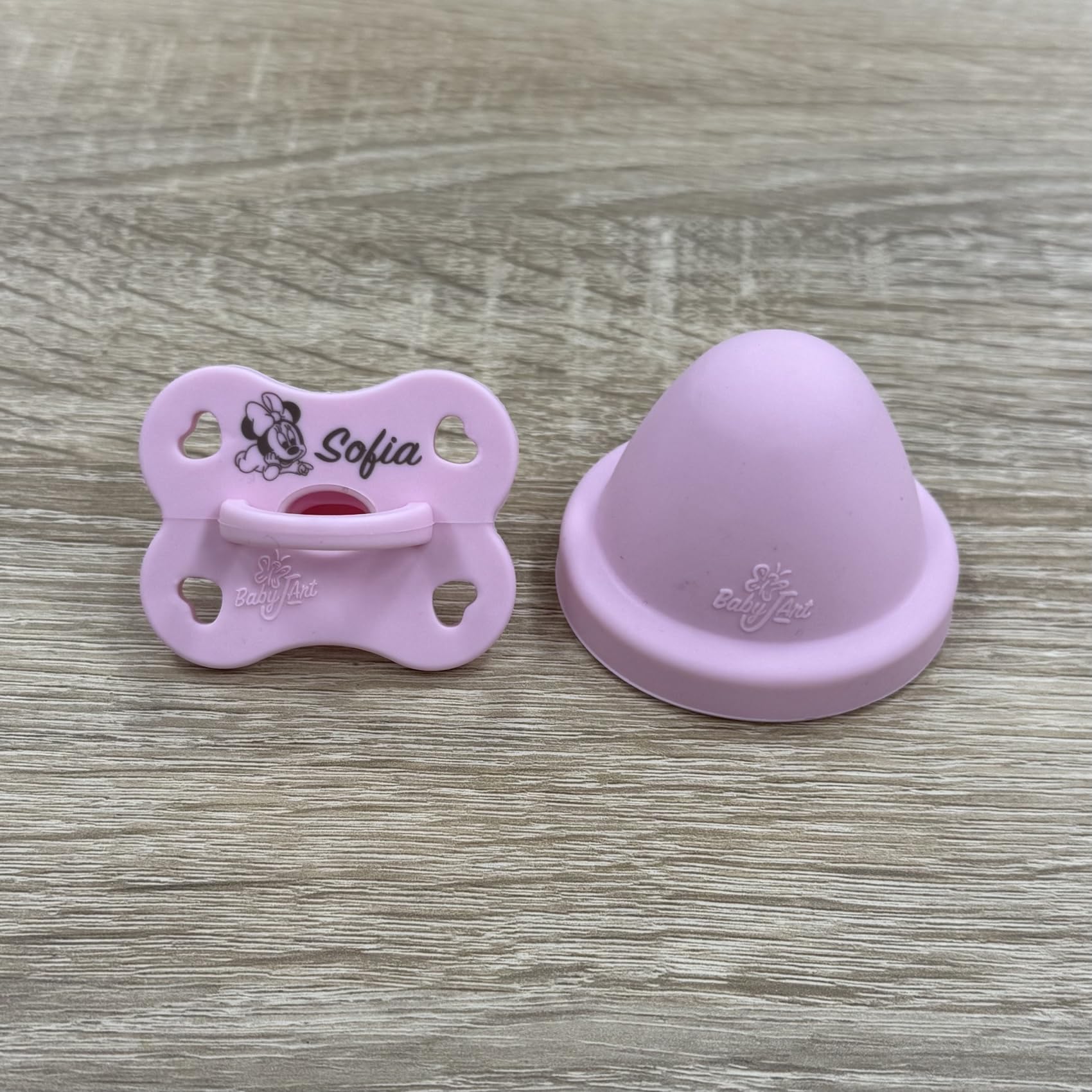Babyschnuller mit Namen BABYJART Lovely | 2 Stück Schnuller - anatomischer Sauger aus BPA-freiem Silikon | 0-6/6-18 Monate (Beige-Salbei)