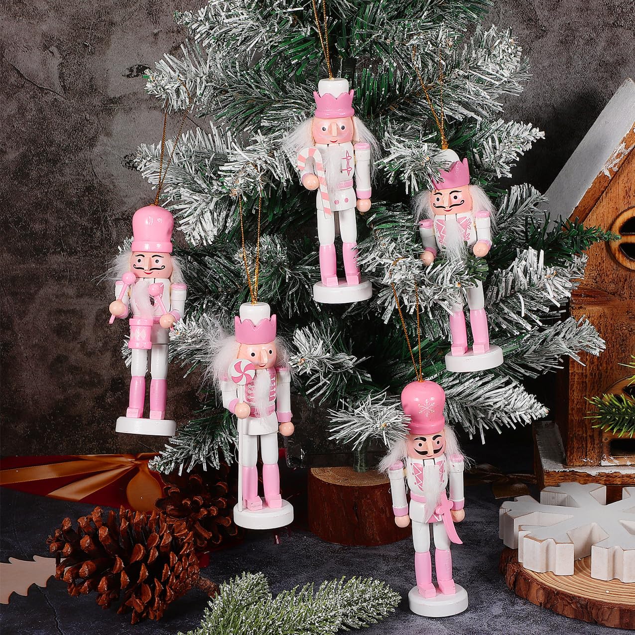 DOITOOL Lot de 5 casse-noisettes pour petits argentés - Décoration de Noël miniature - Figurine casse-noisette en peluche - Description chic - Casse-noix en feutre - Utilisation DIY