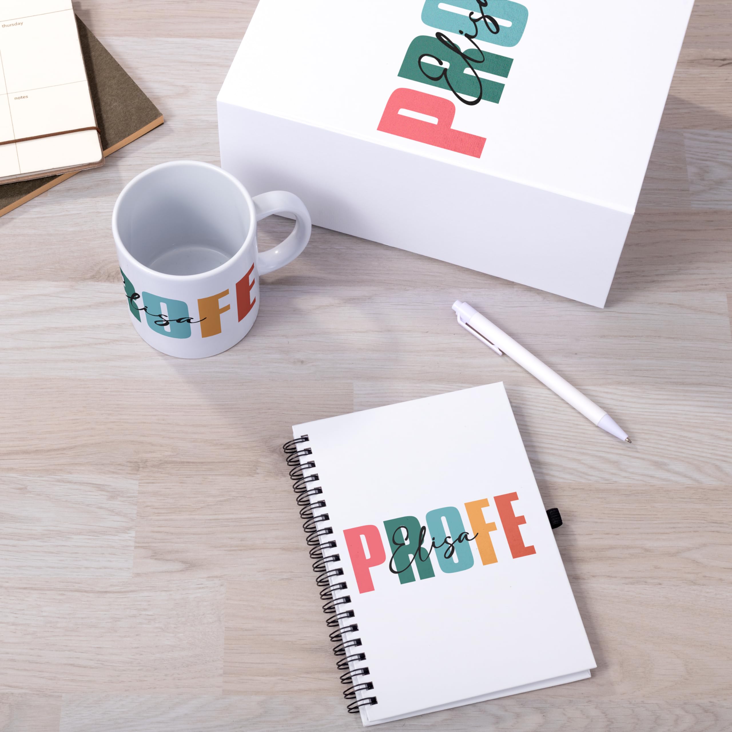 Caja Premium con Taza y Cuaderno Personalizado para Profesores | Regalo Original Fin de Curso | Detalle Maestro o Maestra | 25x18x11 cm | Profe Colorines