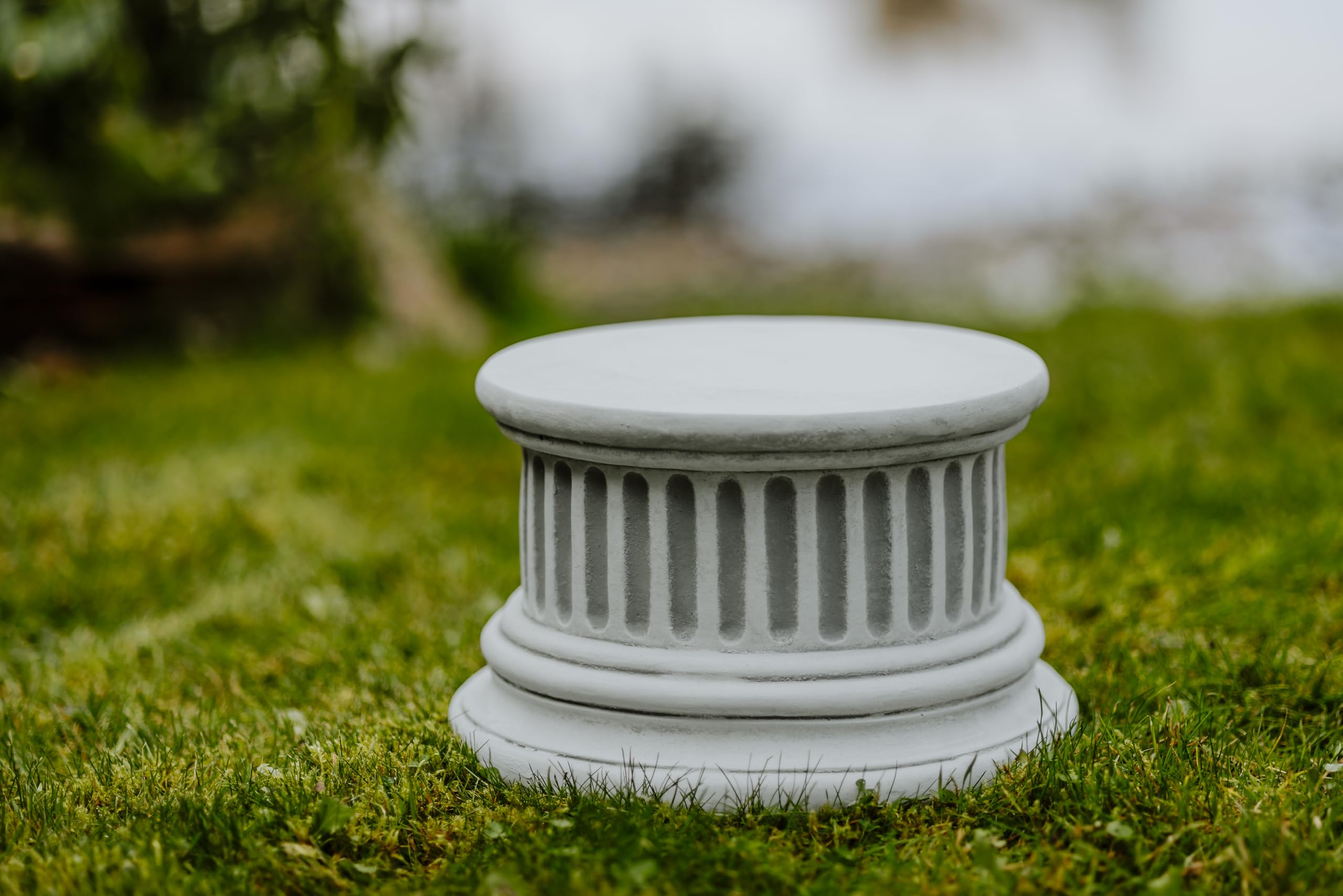 gartendekoparadies.de Socle/piédestal avec cannelures rond, socle en pierre, H. 16 cm, surface au sol Ø 23 cm, 13 kg, gris, résistant au gel en pierre composite pour l'extérieur
