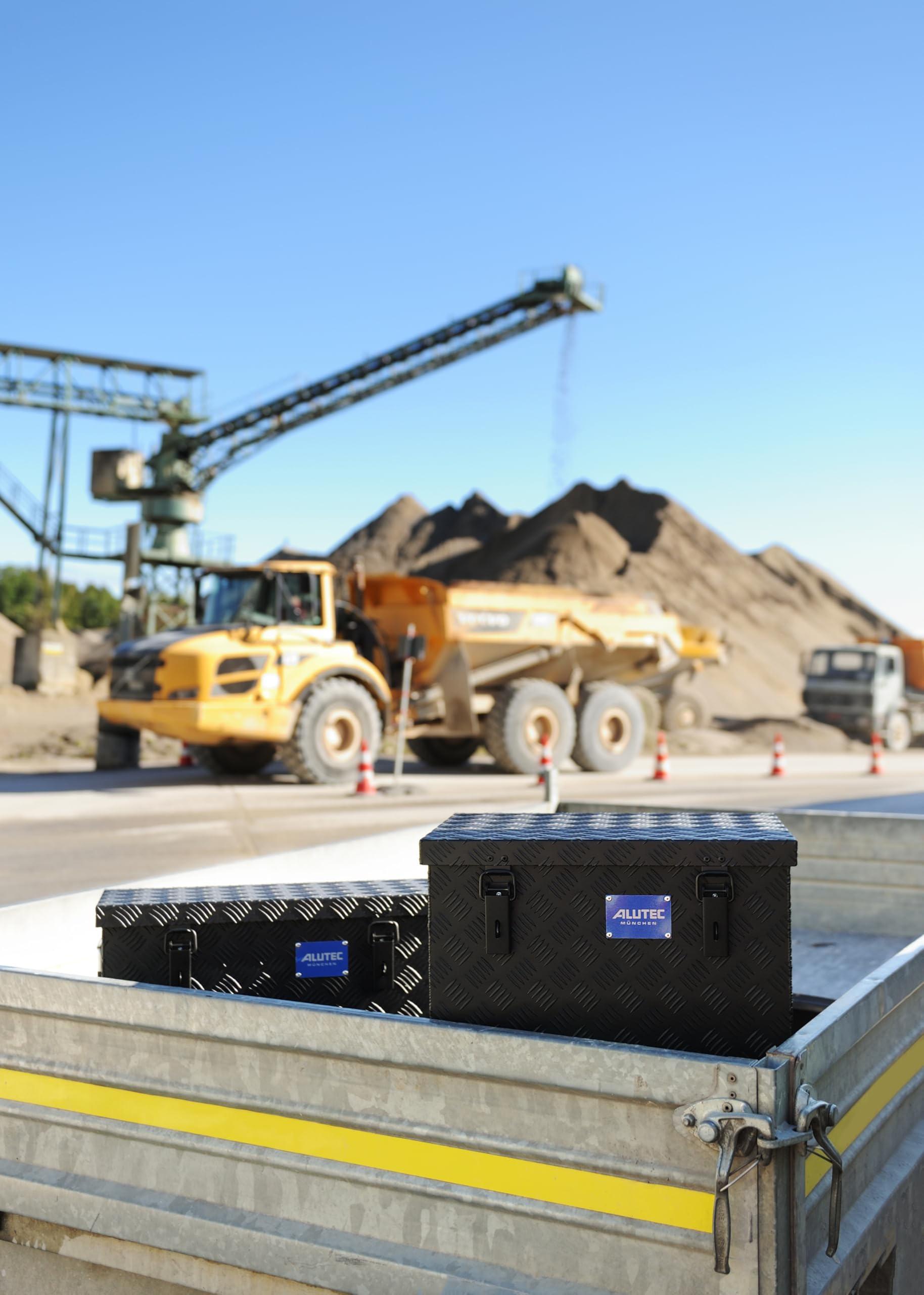 ALUTEC Aluminiumbox Extreme 37 (Farbe Schwarz, Inhalt 37 ltr., Innenmaße (LxBxH) 600 x 250 x 250 mm/Außenmaße (LxBxH) 622 x 275 x 270 mm, Aufbewahrungsbox, Alubox) 41037BLACK