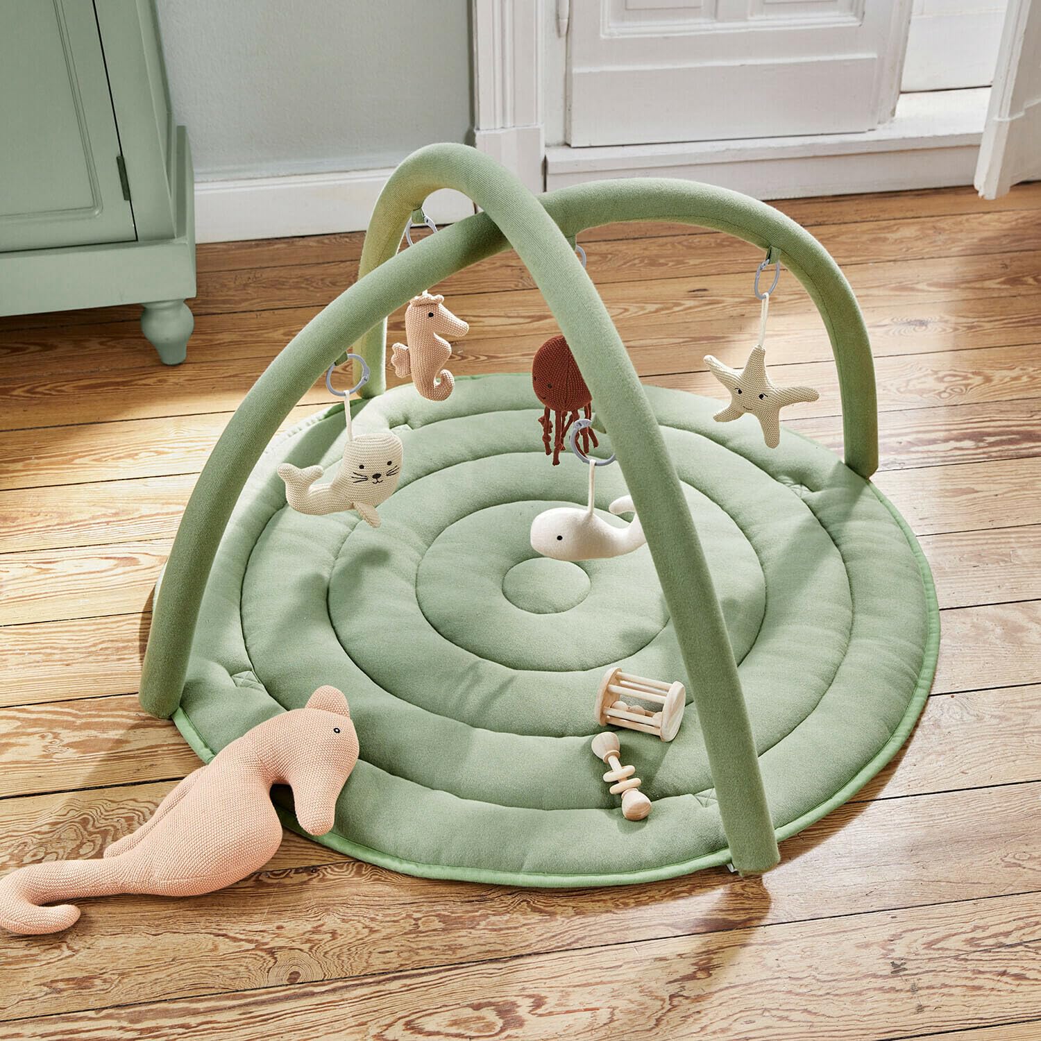 LOBERON Spielbogen Bubbilo - Fördert Greifen & Hören - Abnehmbare Figuren - Entwicklungsspielzeug - Spielmatte - Baumwolle - Fiberglas, grün/bunt | Fördert Greifen & Hören - Abnehmbare Figuren - Entwicklungsspielzeug - Spielmatte - Baumwolle - Fiberglas
