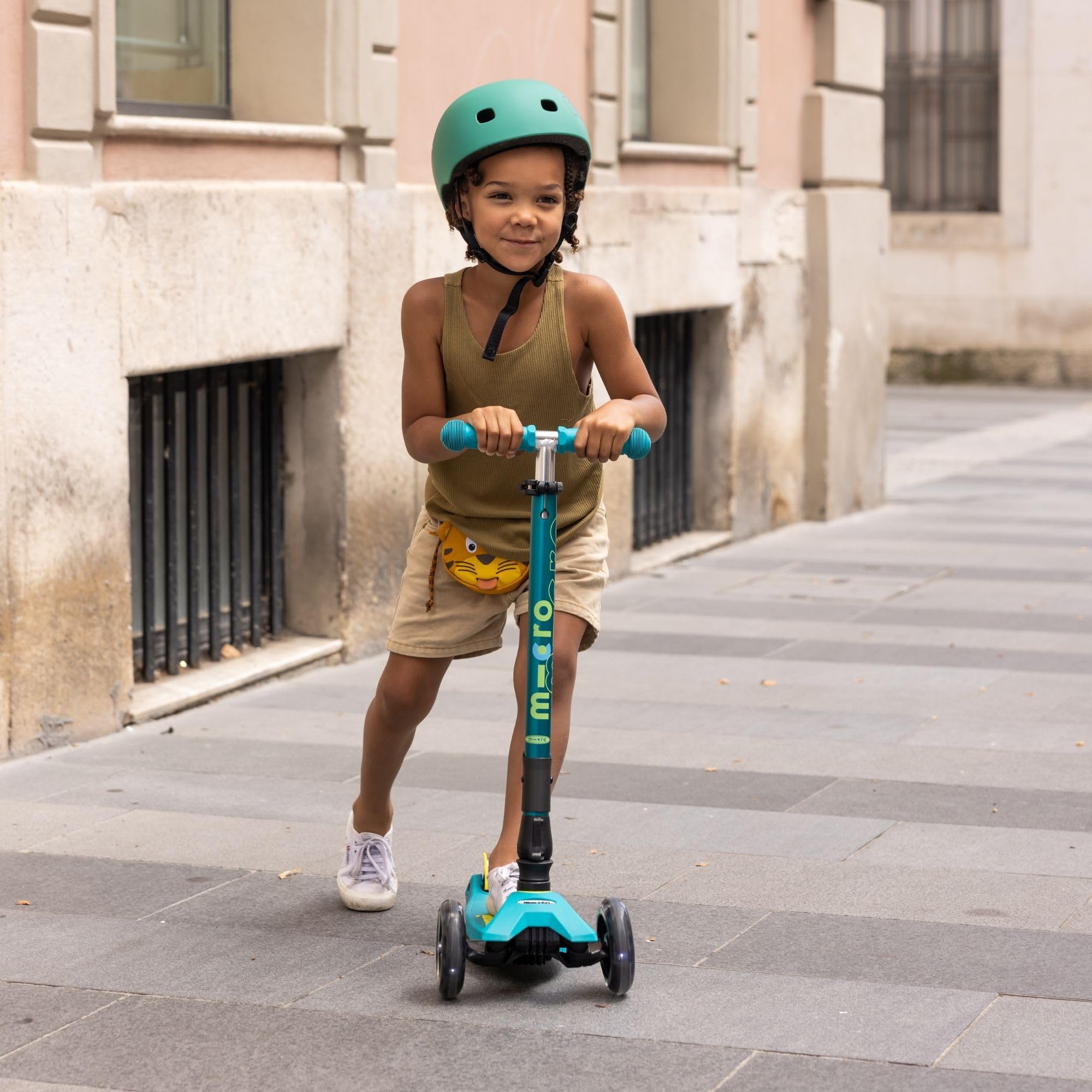 Micro, Maxi Micro Deluxe Pliable LED, Trottinette Enfant 3 Roues, 5-12 Ans | Direction souple par transfert de poids, Guidon réglable au millimètre, Légère, Roues PU LED à induction, Swiss Design