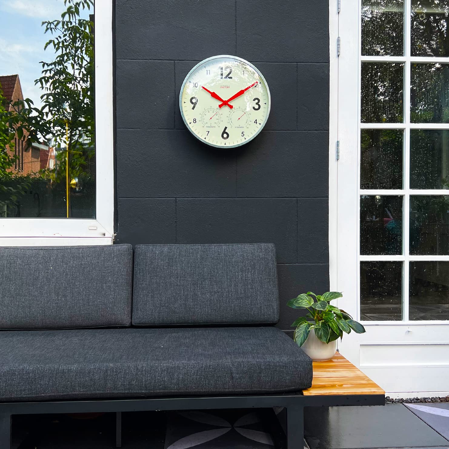 Cloudnola Horloge Murale en métal étanche pour intérieur et extérieur avec thermomètre et hygromètre, Zinc Gris, 45,7 cm, silencieuse, sans tic-tac