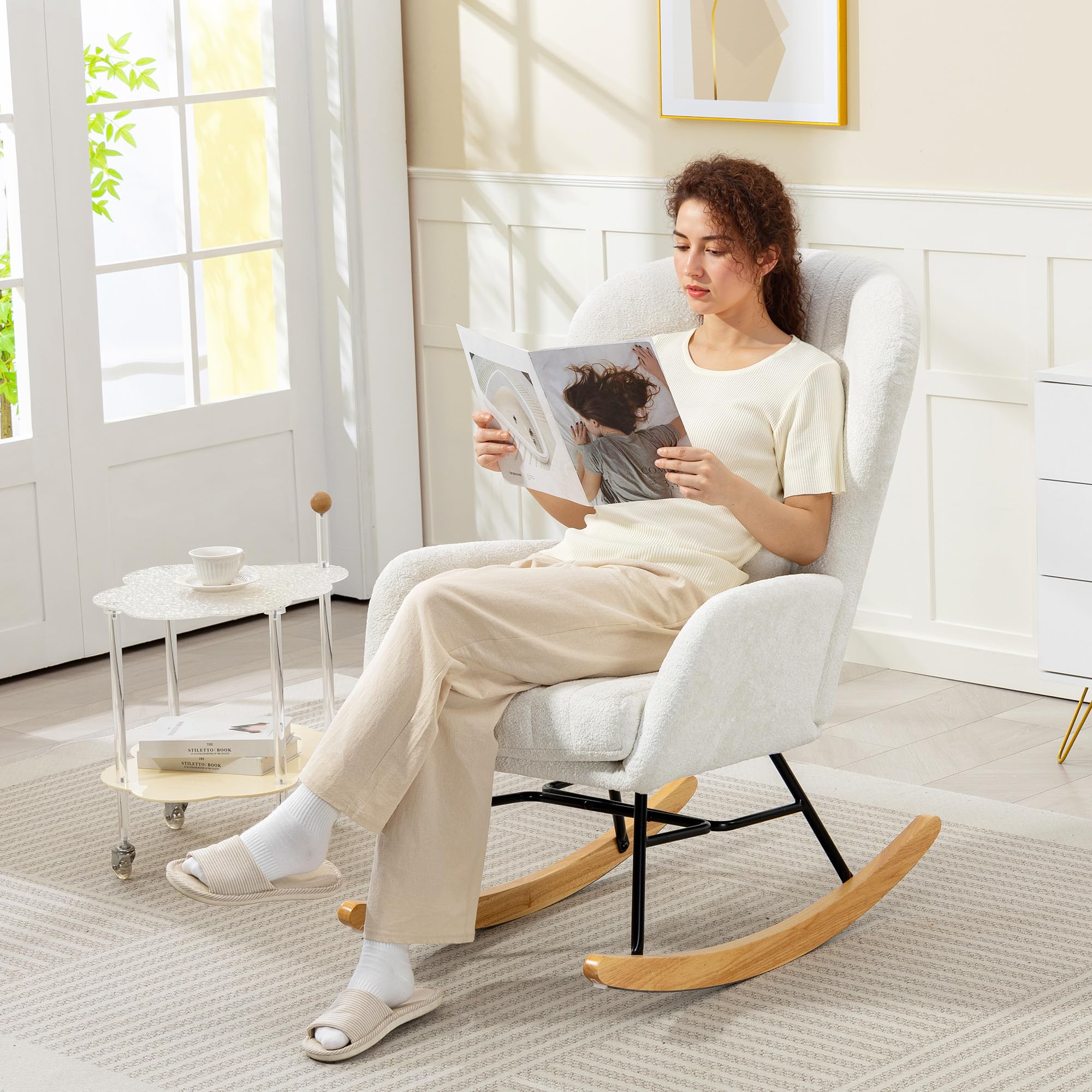 HOMCOM Fauteuil à Bascule, Rocking Chair en Velours, Chaise à Bascule avec Coussin, Assise rembourré, Dossier Haut, accoudoirs, Pieds en Acier et Base en Bois d'hévéa, pour Salon, Chambre, Blanc