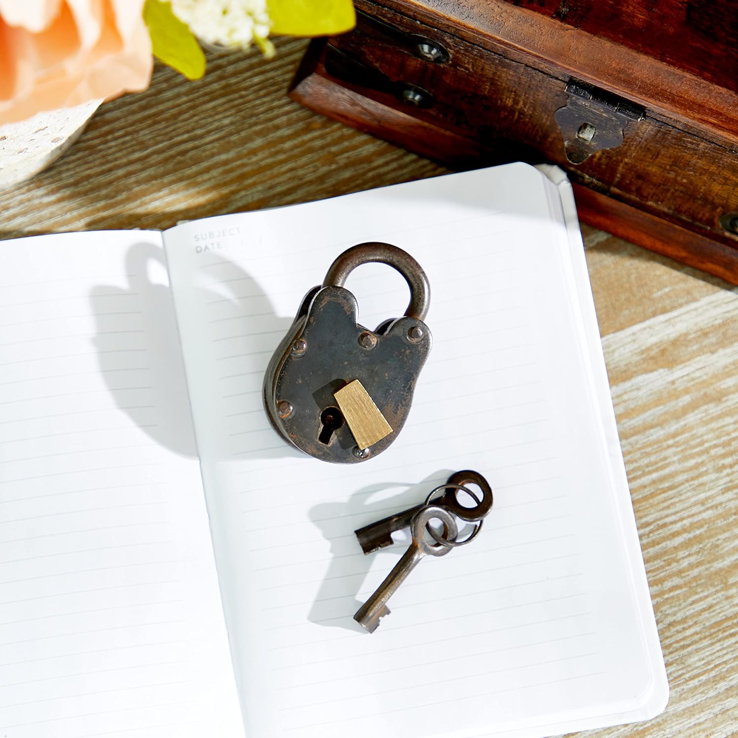 Deco 79 Brass Lock And Key, 2" x 3" x 2", Gray