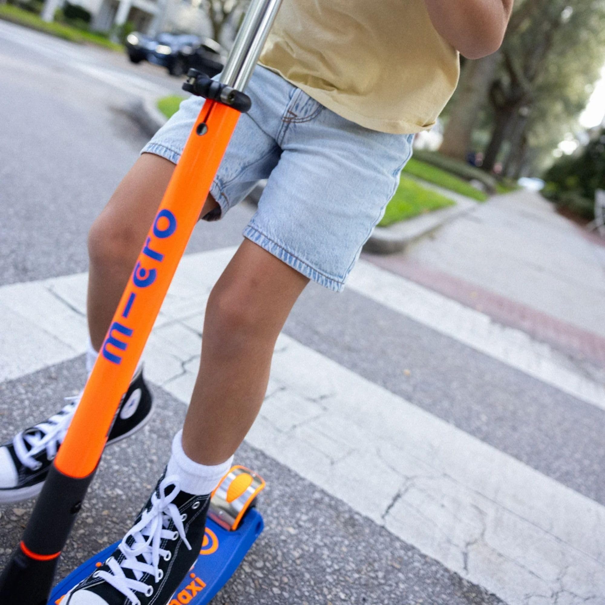 micro Maxi micro Deluxe Trottinette Pliable à LED Fluo réglable en Hauteur et Pliable pour Enfants à partir de 5 Ans avec Roues à LED et Roues LED pour garçons et Filles de 5 à 10 Ans