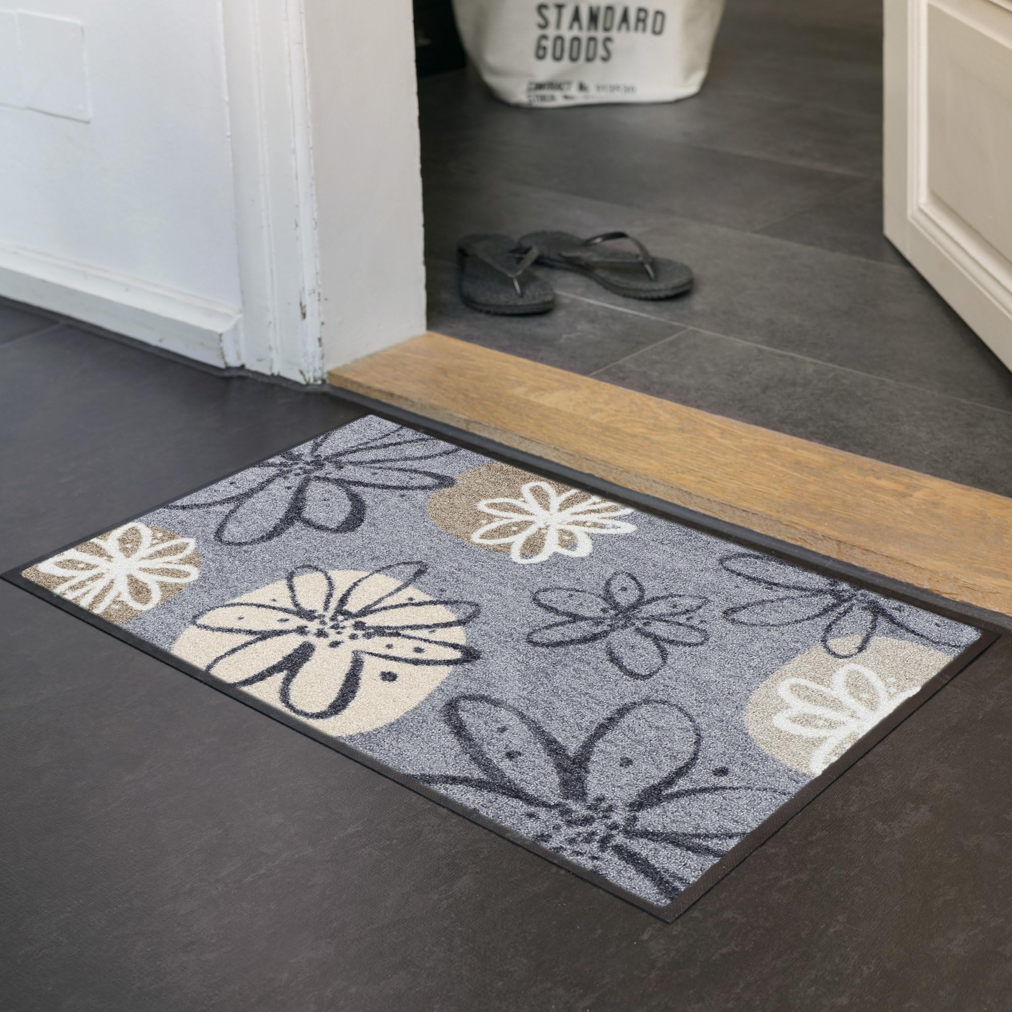Erwin Müller Fußmatte Koblenz, Schmutzfangmatte, Fußabtreter rutschhemmend, Blumenmotiv grau/braun Größe 50x75 cm - robust, langlebig, pflegeleicht, für Fußbodenheizung geeignet