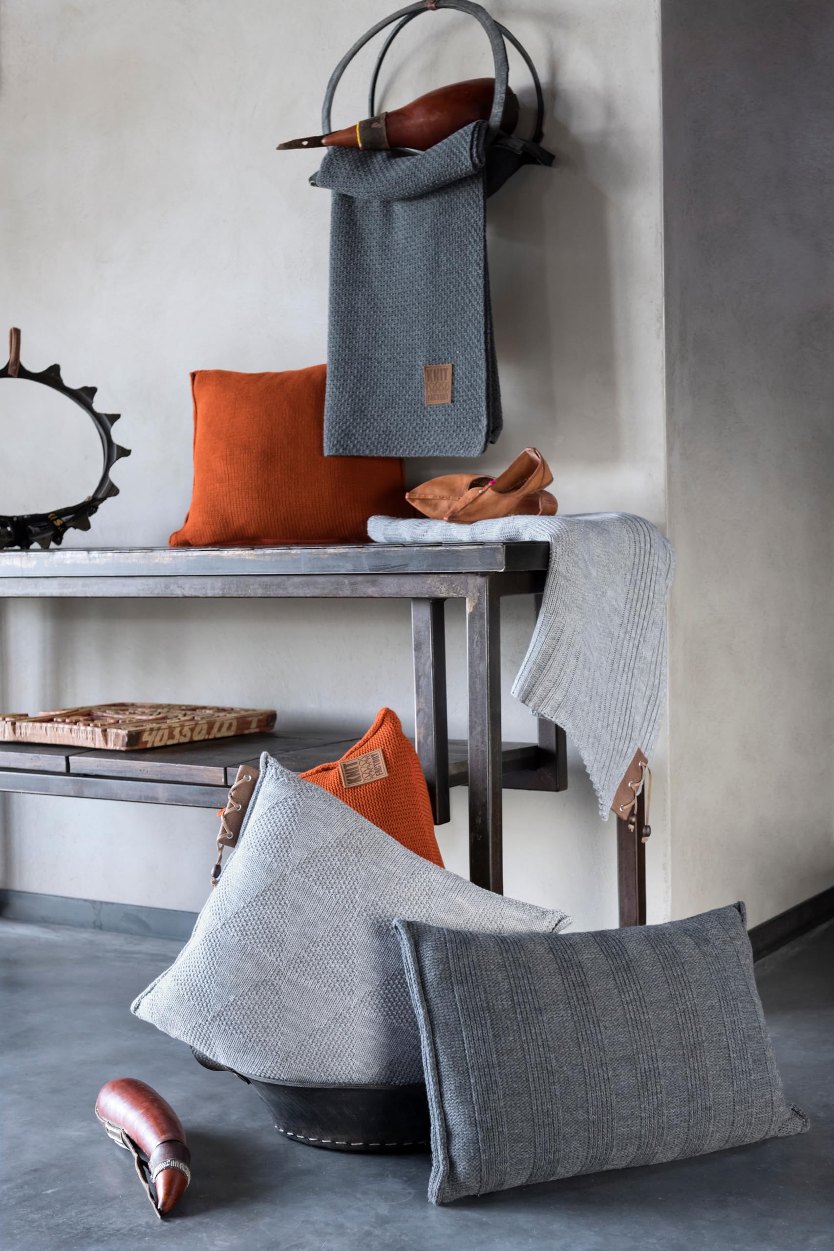 KNIT FACTORY - Jesse Rechteckiges Zierkissen - Anthrazit - 60x40 cm | Sofakissen mit Füllung und Bezug - Couchkissen - Zierkissen - Gestrickter Dekokissen - Zeitloses Design