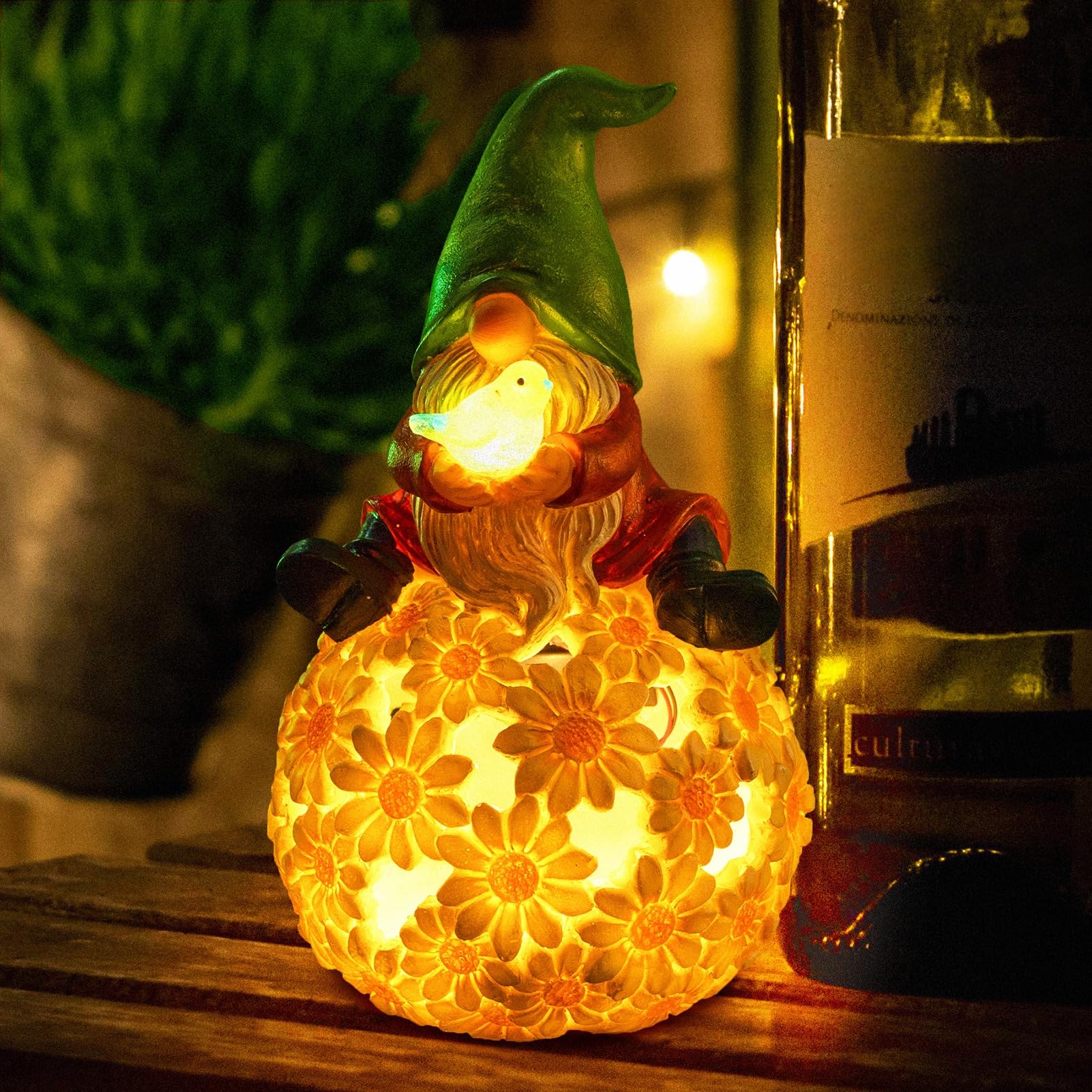 WONDHOMESolar Garden Gnome Outdoor Decoration Gnome Statue with LED Lights for Patio Porch Lawn Decor - Christmas Gardening Birthday Ideal Gift for Women Mom, Green Gnome