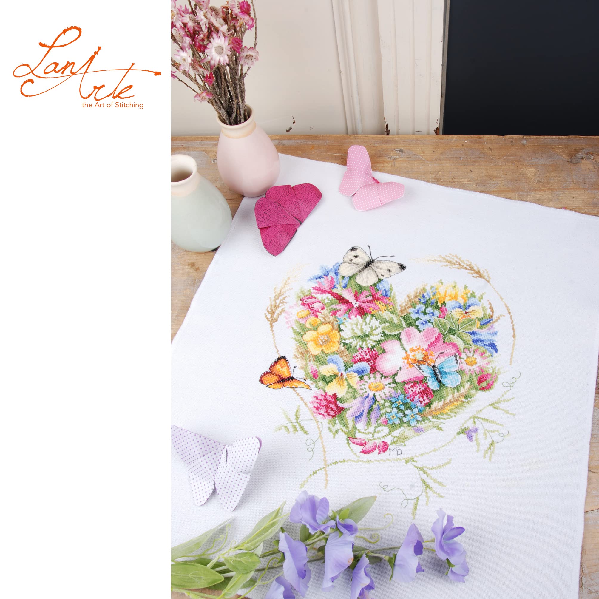 LanArte Kreuzstich Stickpackungen für Erwachsene, Kreuzstich Set vorgedruckt mit Stickbild auf 100% Baumwoll Stoff und Stickgarn, Stickvorlagen 31 x 35 cm mit Anleitung, Herz aus Blüten