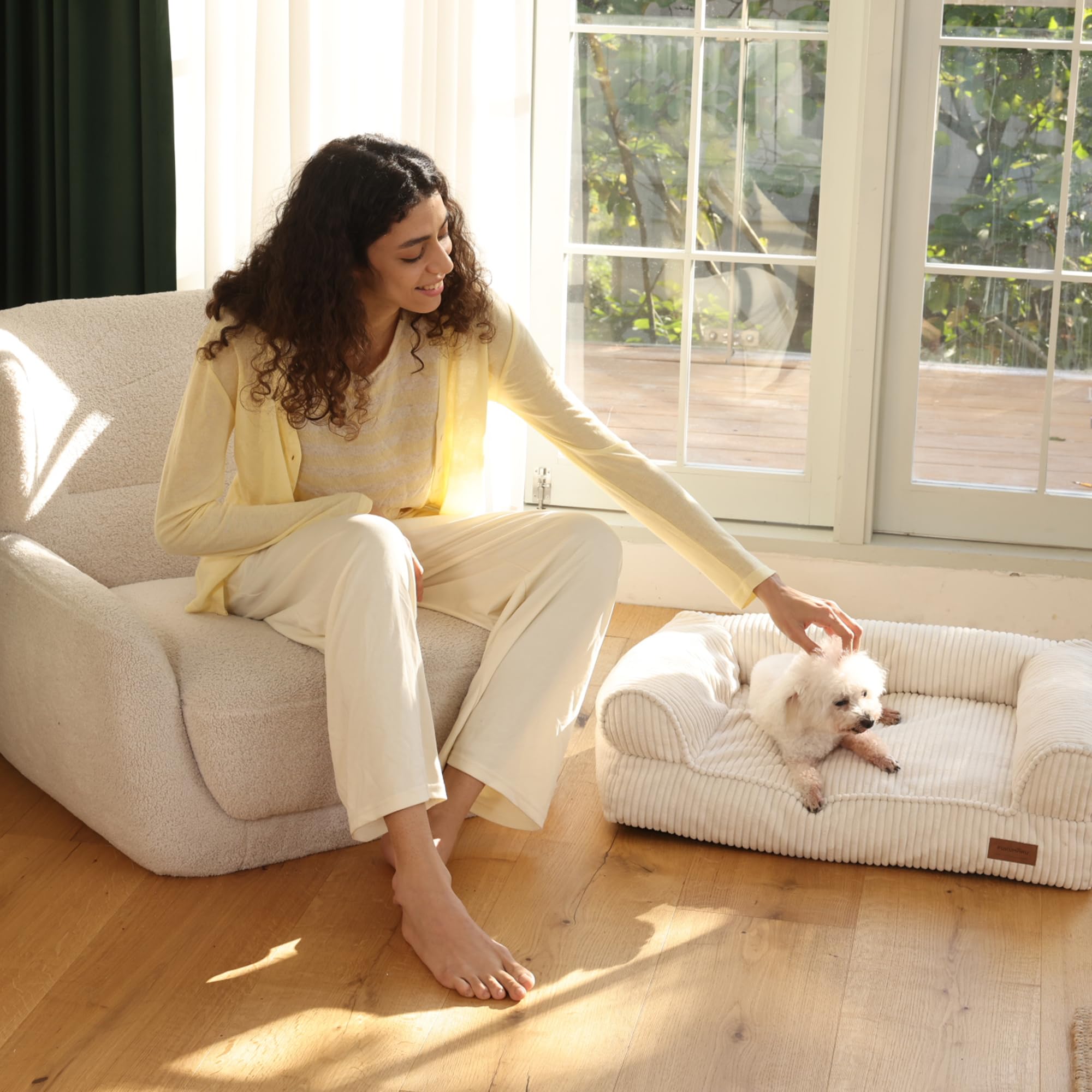 FUKUMARU Cama para Gatos, Sofá Cómodo de Terciopelo para Gatos de Interior con Funda Desmontable y Lavable, Cama para Perros Antideslizante y de Apoyo para Perros Pequeños, 72 x 52 x 22 cm, Cream