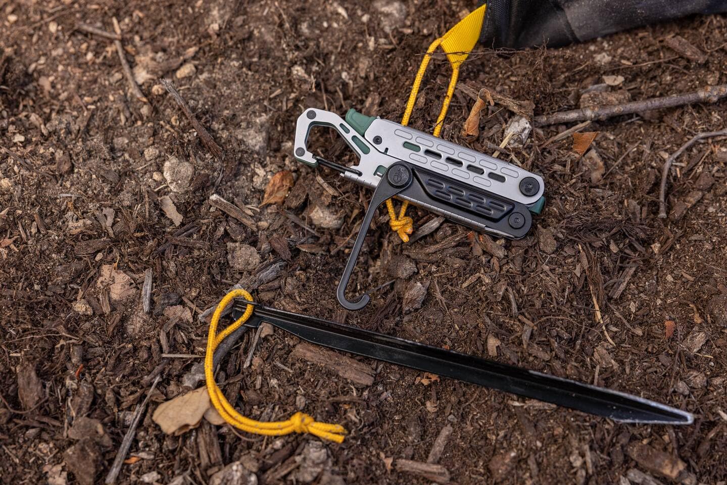 Gerber Multi-Tool mit 10 Funktionen, Stakeout Spark | Camping-Tool mit Frame-Lock Verriegelung, Zange, Feuerstarter, Karabiner u.v.m., Baltic Haze, 1070268