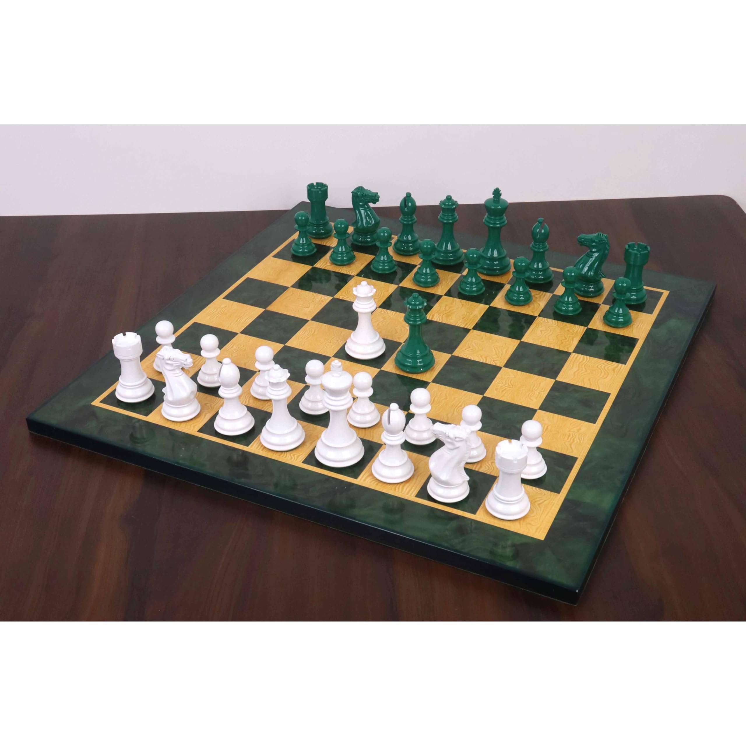 Royal Chess Mall - Set di scacchi in legno verniciato verde e bianco con pesi Pro Staunton da 4,1 pollici - Solo pezzi degli scacchi