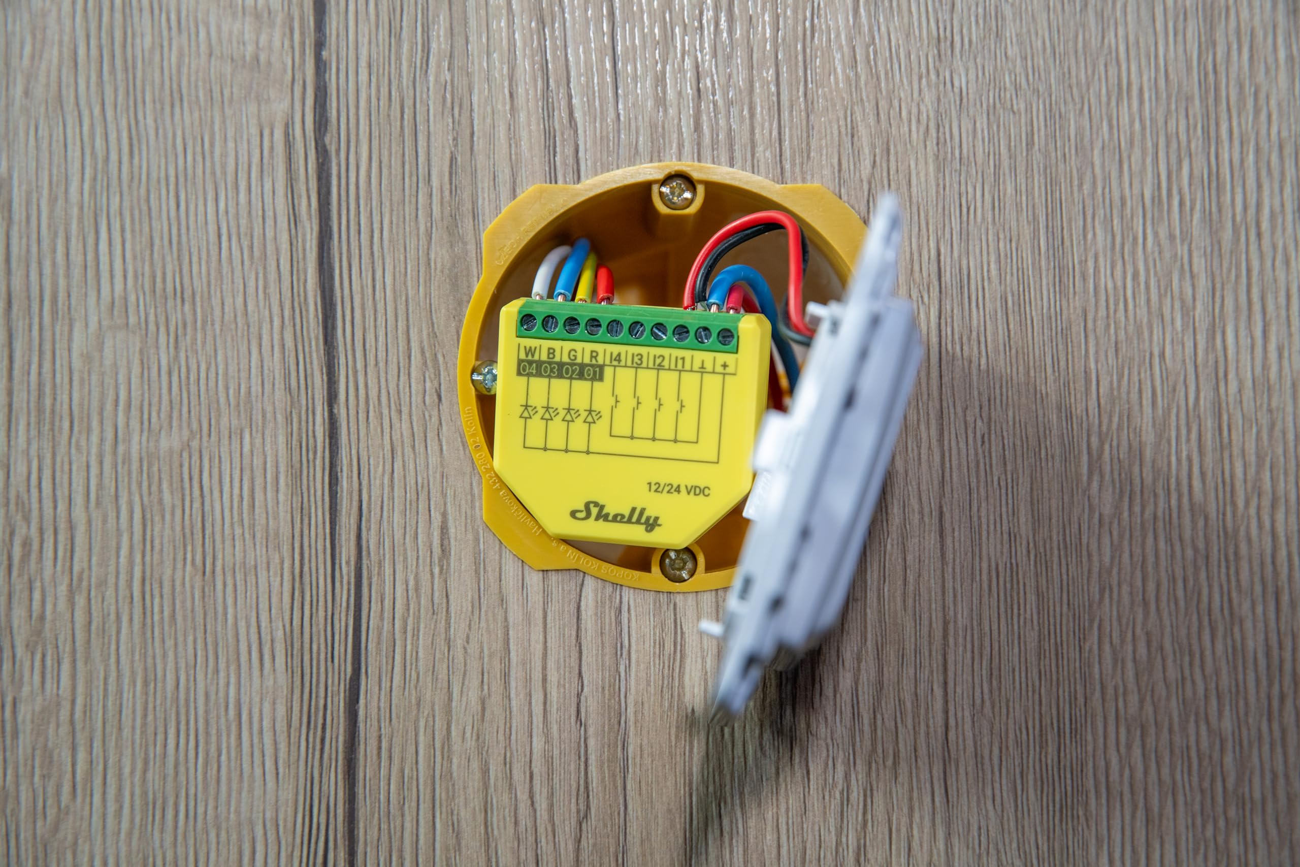 Shelly Plus RGBW PM, Modulo di Controllo RGBW per Strisce LED Wi-Fi & Bluetooth, con Misuratore di Consumo, Luce Bianca o Colorata, Dimmerabile, Nessun Hub Richiesto, App iOS Android, Giallo