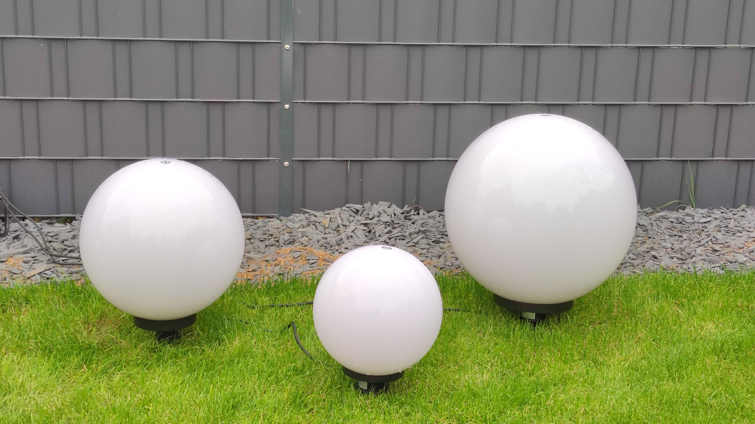 Dapo 3x LED-Garten-Kugel-Leuchte MARLON D:20+30+40cm Kunststoff-Kugel weiß mit Erdspieß, STROMBETRIEB inkl. LED E27x1 à 5W, IP44 Dekorations-Party-Wege-Pfad-Leuchte-Lampe