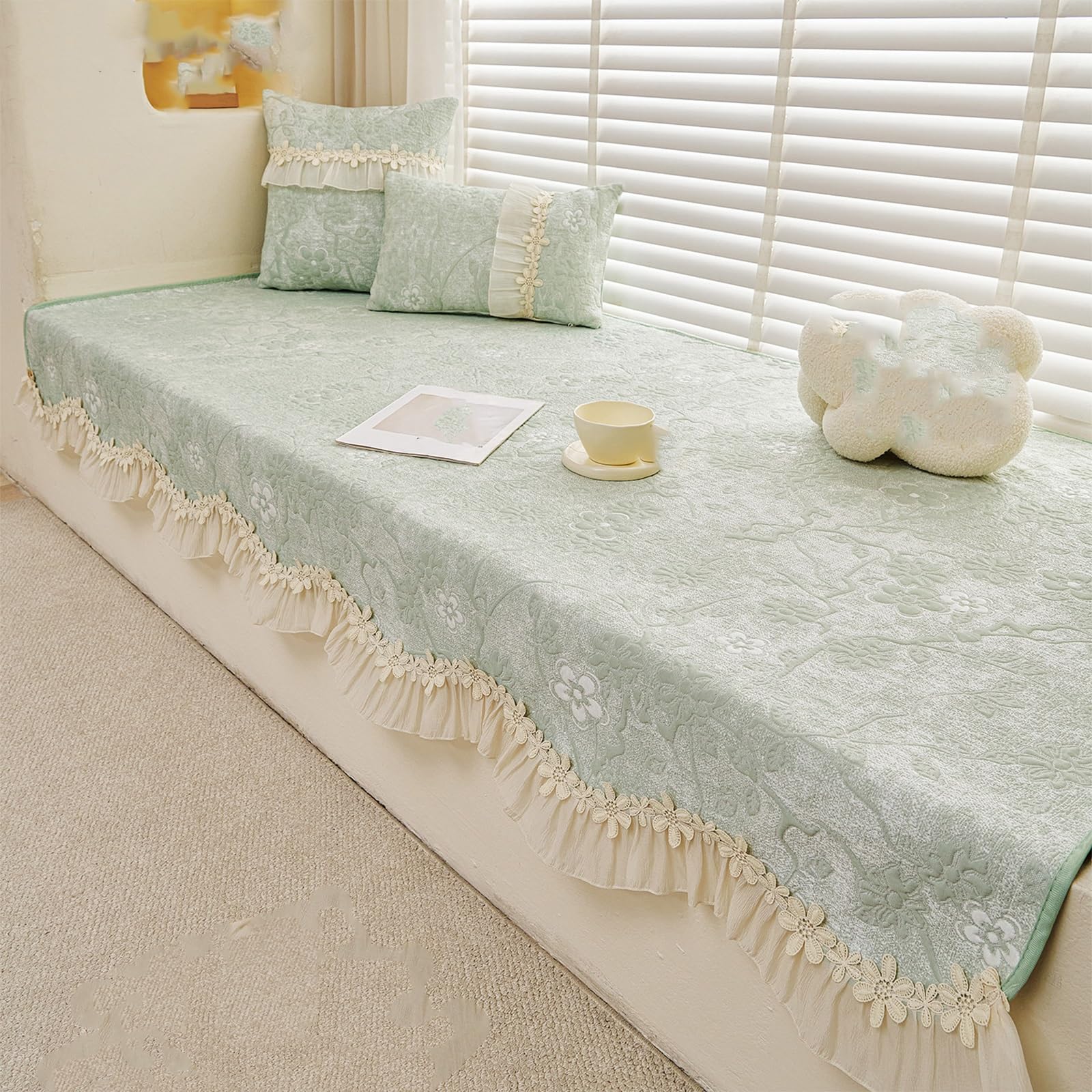 Tapis de rebord fenêtre vert pour créer un coin lecture rafraîchissant sur votre baie vitrée