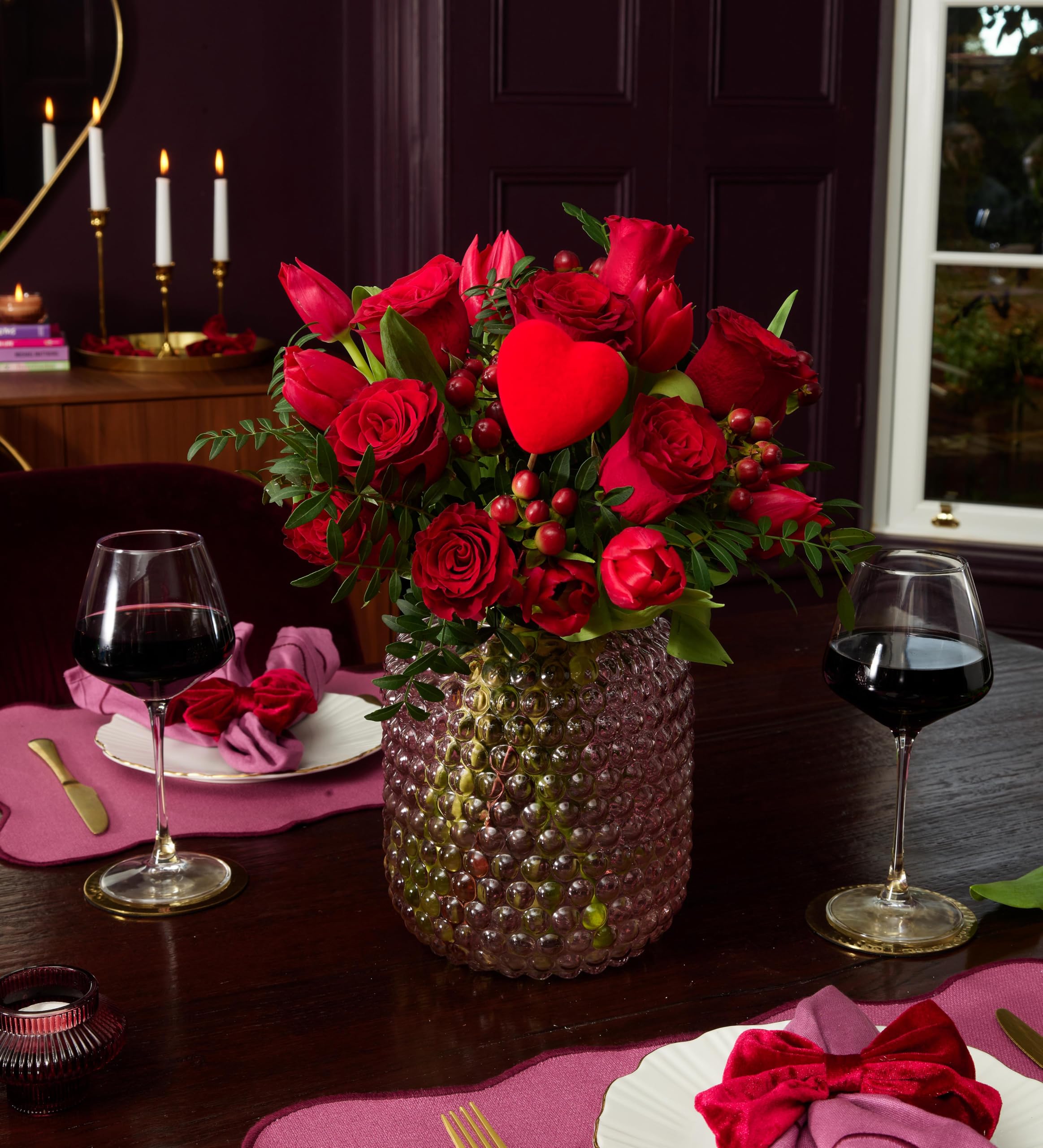 Bouquet de Saint-Valentin J'adore Roses rouges tulipes éclatantes baies rouges verdure