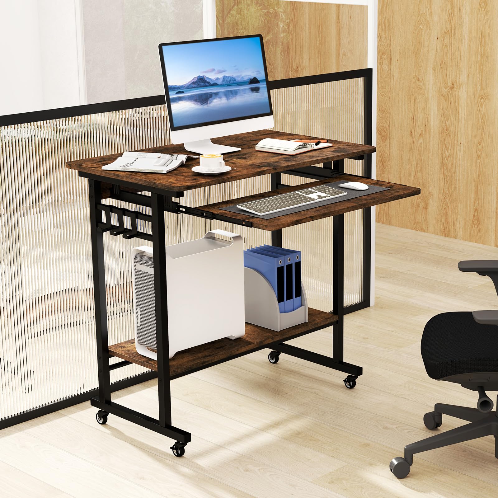 GYMAX Scrivania in Metallo e Legno, Tavolo da Lavoro con Vassoio per Tastiera, 3 Ganci e Ripiano Inferiore Aperto, 4 Ruote Universali Silenziose, 80 x 50 x 78 cm, Marrone Industriale