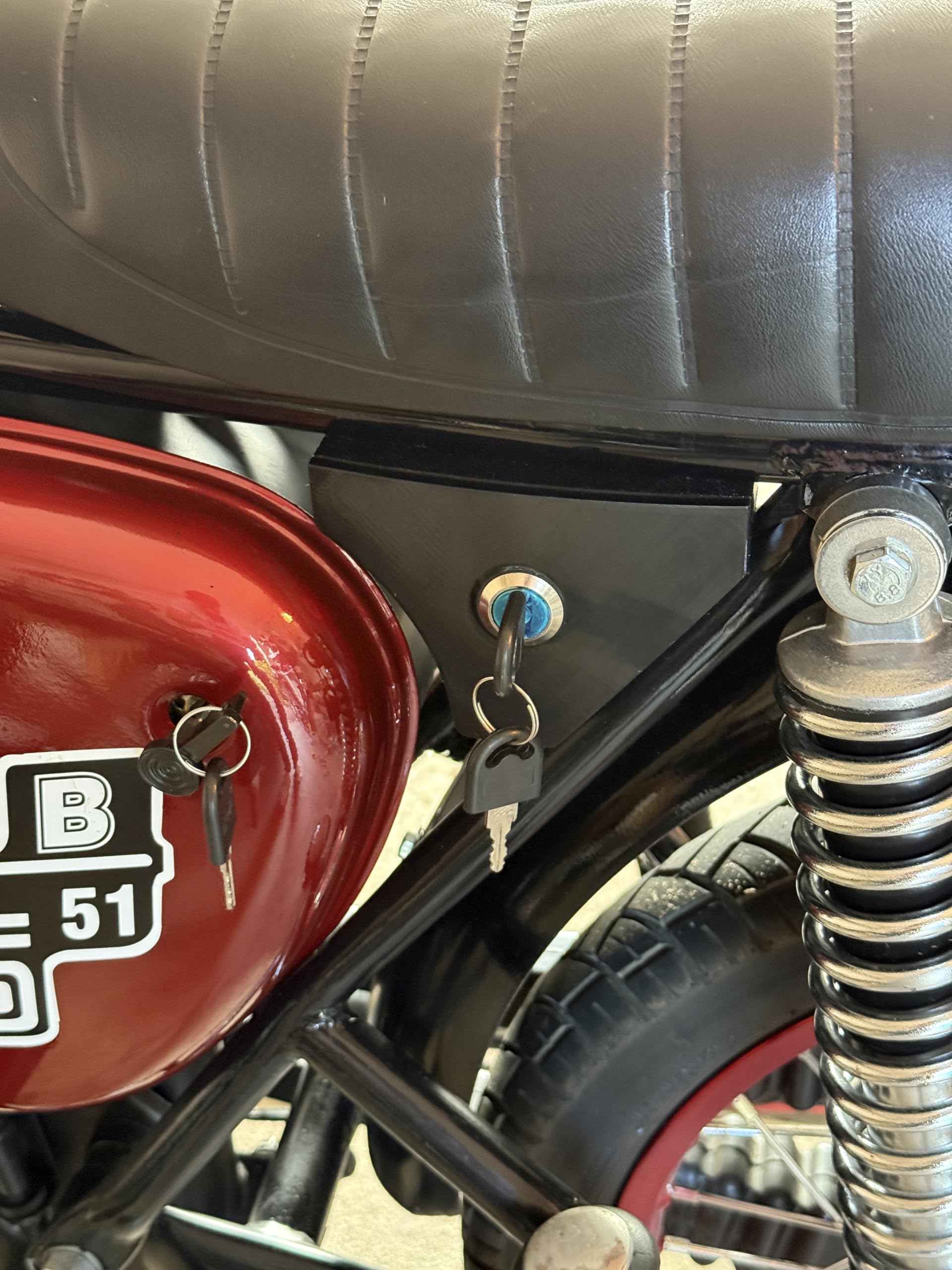 Generisch Werkzeugfach für Simson S50, S51 & Enduro - Abschließbare Werkzeug-Box aus Robustem Kunststoff mit Schloss und 2 Schlüsseln - Montage am Obergurt - Inkl. Befestigungsmaterial