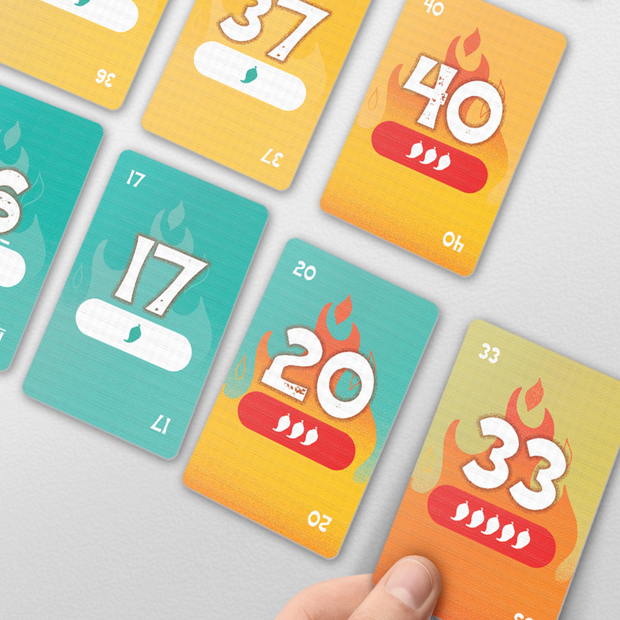 Gioco Beat The Heat | Gioco di carte per feste in famiglia per bambini e adulti | Età 8+ | 2 a 10 giocatori | 20 minuti. | Giochi di carte di strategia facili da imparare per gruppi