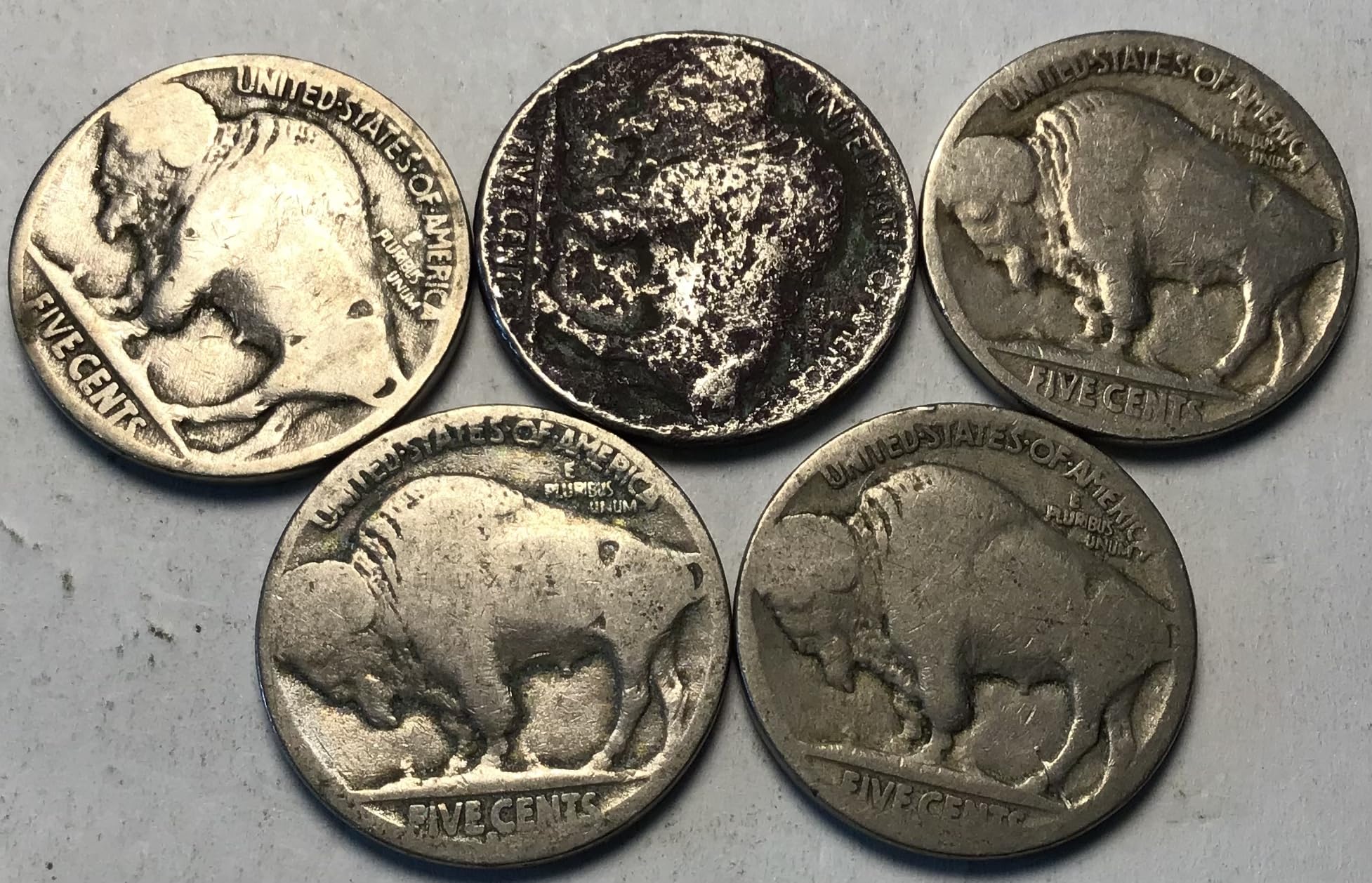 Testa Indiana Rossa Scolpita Con Caduta Di Legno Sulla Parete Di Legno Sulla Parete Marrone Per La Decorazione Interna Ed Esteriore 154487600 - Foto 6