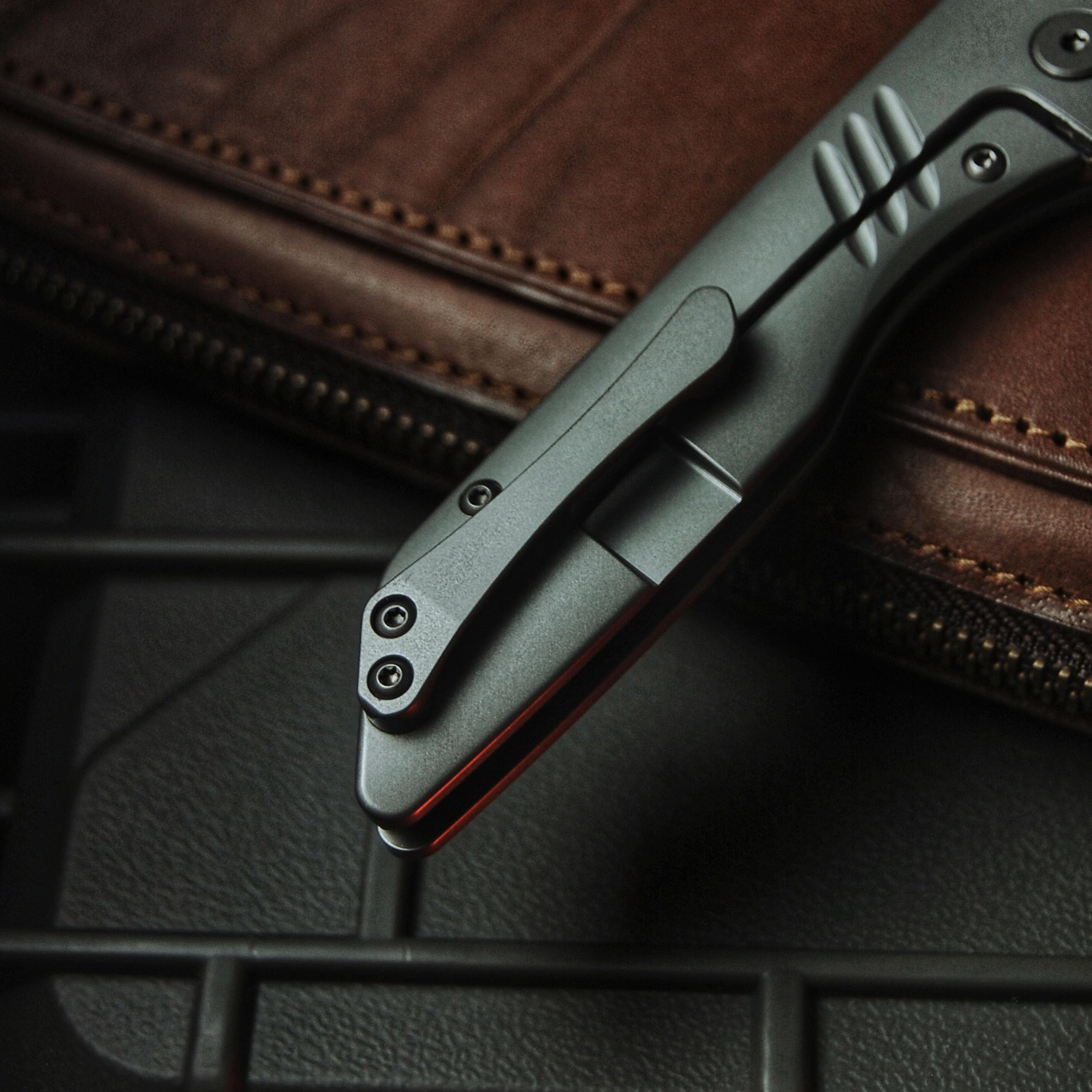 BÖKER PLUS Max Taschenmesser - Klinge aus CPM-S-35VN Stahl - Schwarzes EDC Messer mit TC4 Titan Griff - 1 Hand Messer mit Clip