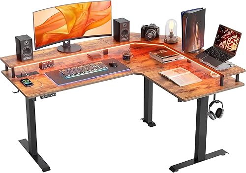 FEZIBO Escritorio de pie en forma de L con triple motor de 63 pulgadas con tira LED y tomas de corriente escritorio de esquina para juegos de altura