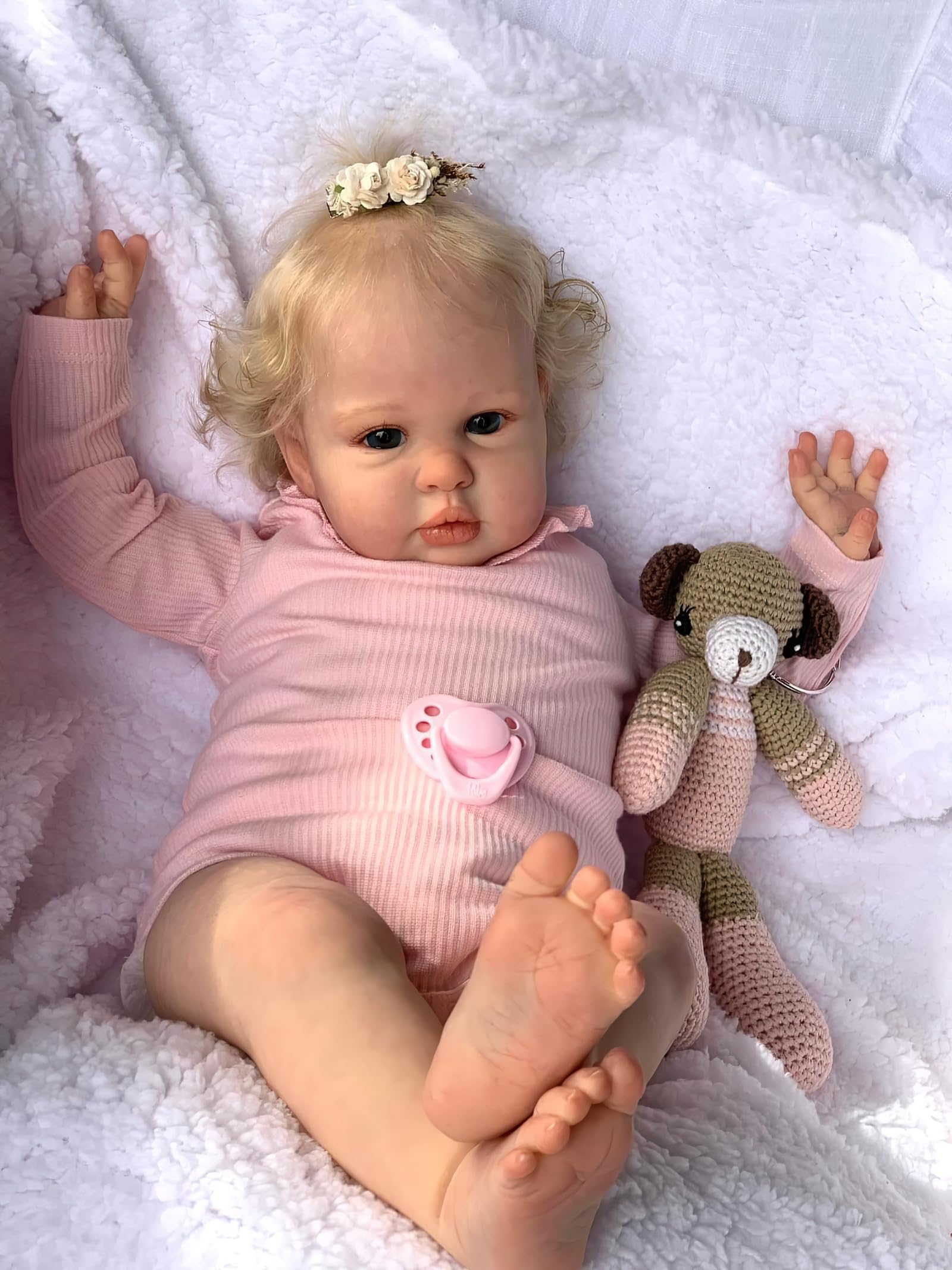MineeQu 24 Zoll Realistische Reborn Baby Puppe Blondes Haar & Blaue Augen Kleinkind-Mädchenpuppe Rosa Strickoutfit Geschenksatz