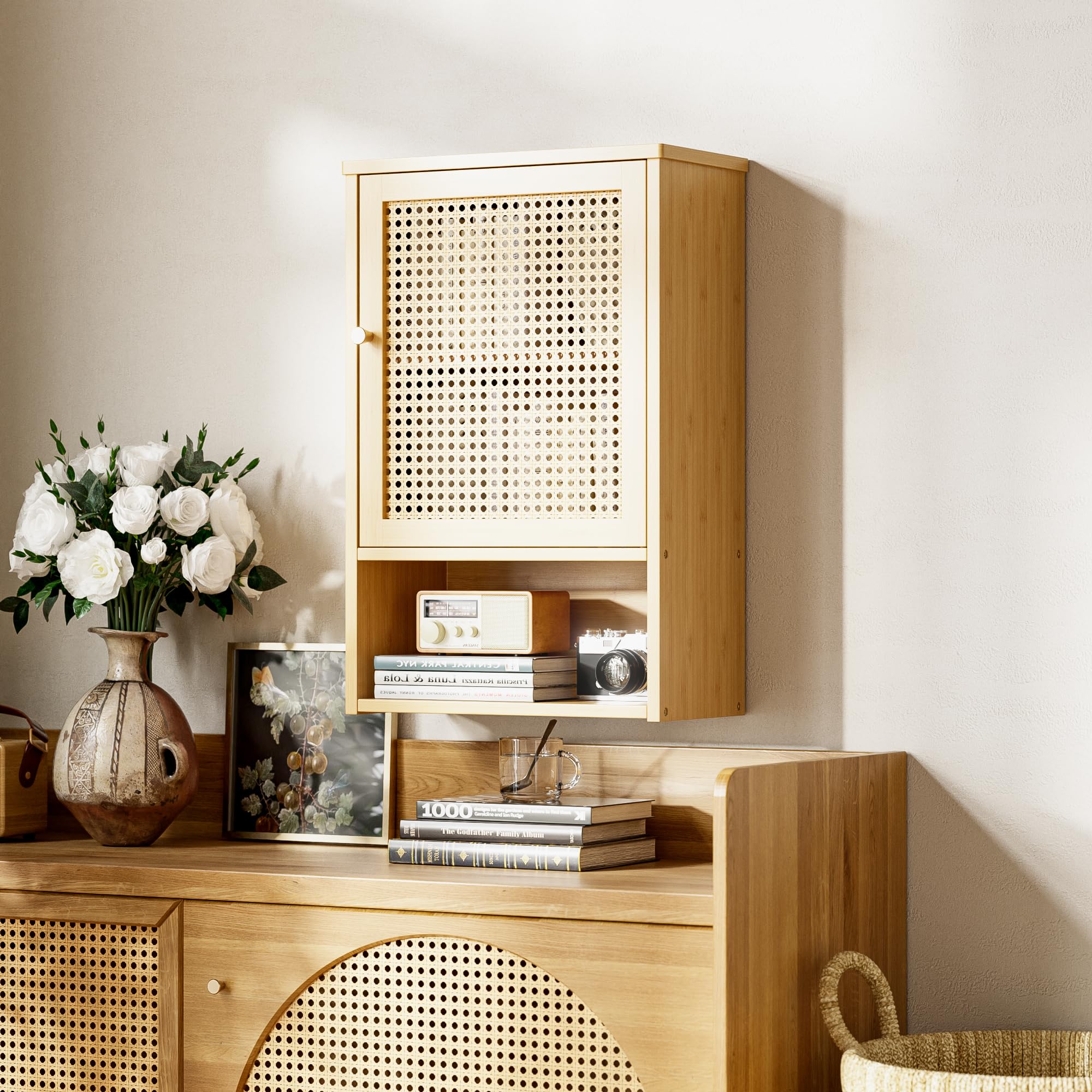 HITNET Armario Baño Pared en Ratán, Mueble Colgante de Bambú, Gabinete de Almacenamiento Suspendido con Compartimento Abierto y Estante Ajustable, para Salón, Pasillo y Cocina, Color Natural