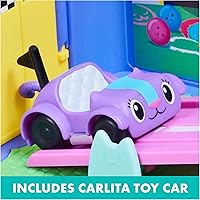 Vista 5 de Gabby's Dollhouse, Carlita Purr-ific Sala de juegos con coche de juguete Carlita, accesorios, muebles y entregas a casa de muñecas, juguetes
