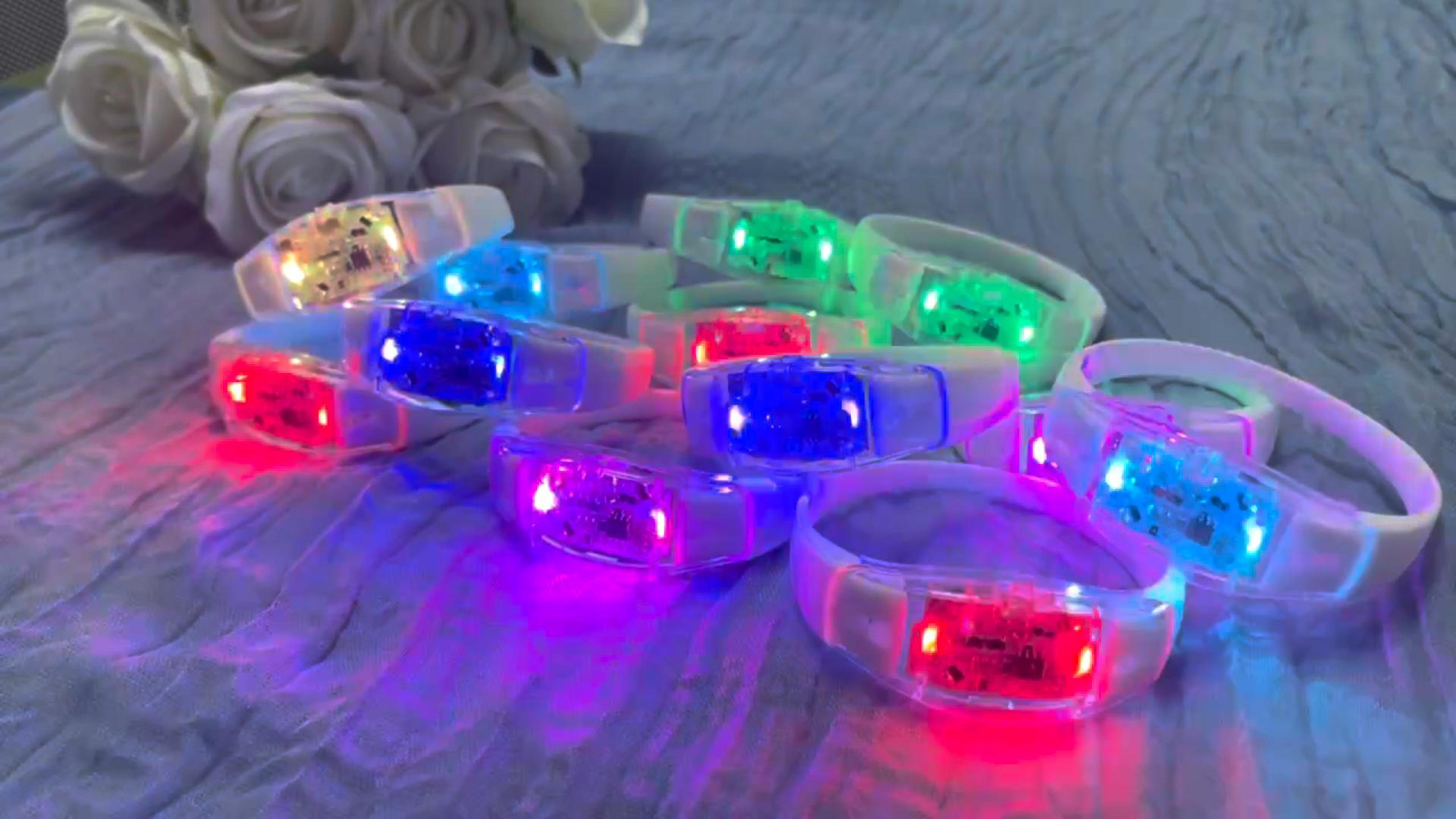 Lot de 6 bracelets lumineux LED colorés - Accessoire étoile - Pour une scène de fête passionnante