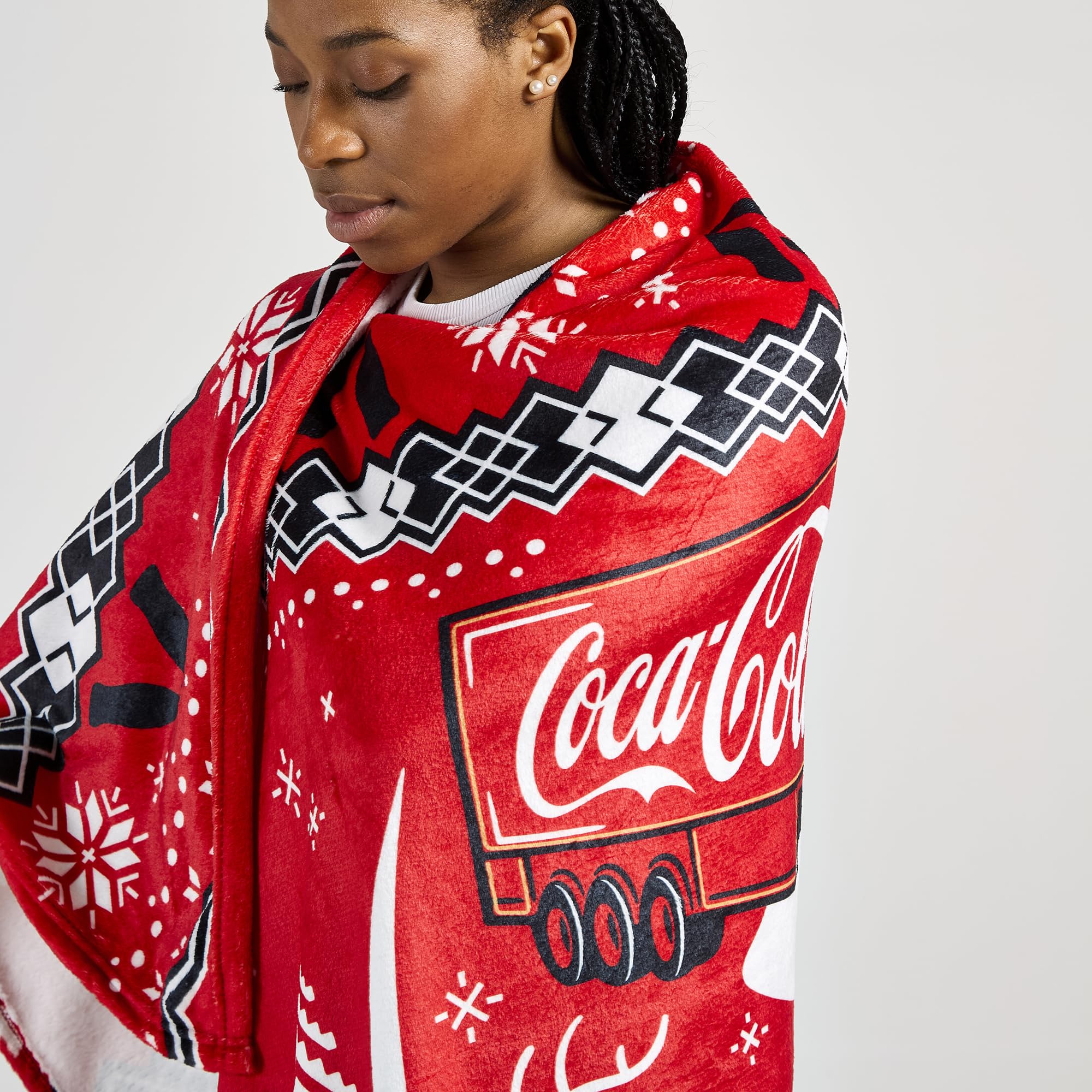 Offizielle Coca-Cola Weihnachts-Fleecedecke – gemütliche Holidays Are Coming-Truck-Design Überwurf – weiches Flanell-Fleece – offizielles Coke-Merchandise-Produkt – 150 x 125 cm