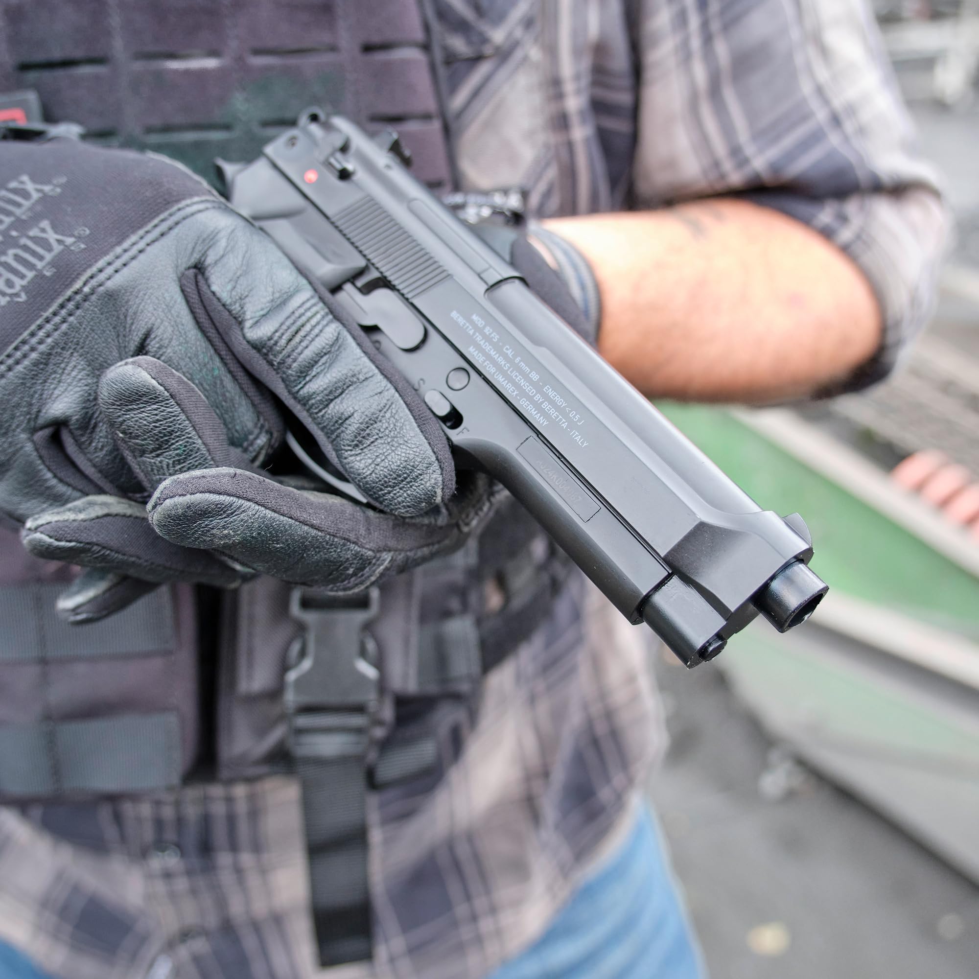 Pistola Airsoft Saigo M92 Gas (6 mm) | Arma Airsoft semiautomatica tipo Beretta 92 alimentata a Green Gas + valigetta, bombola di gas e pallini ( Potenza: 0,43 joule