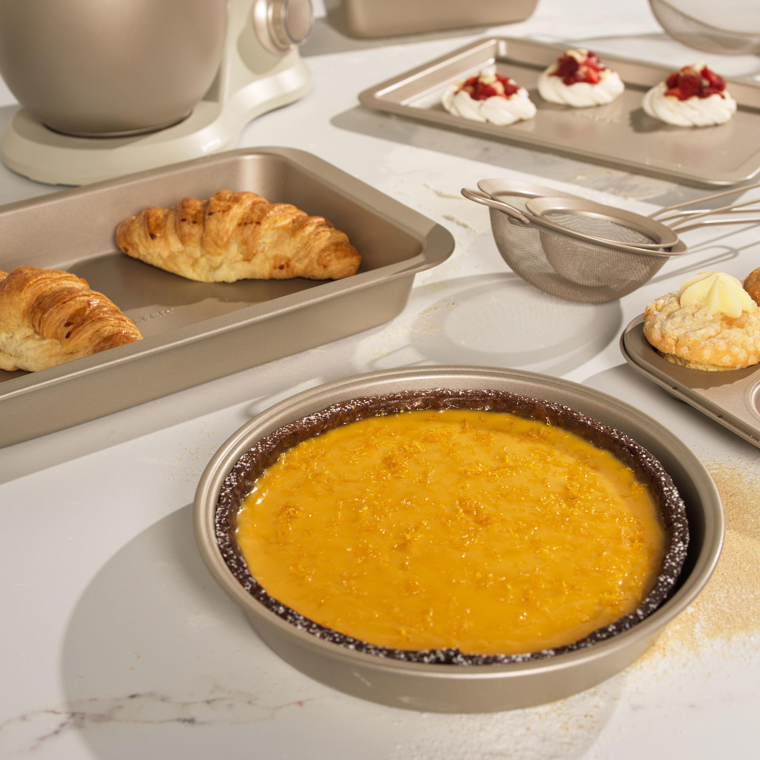 Salter BW12603GEU7 Bakes 5 Piece Bakeware Set – Non-Stick Coated Roaster, Baking Tray, Square Pan, Loaf Tin, Muffin Tray, Oven Safe Up To 220°C, PFOA-Free, For Cake/Cookies/Bread/Muffins, Gold