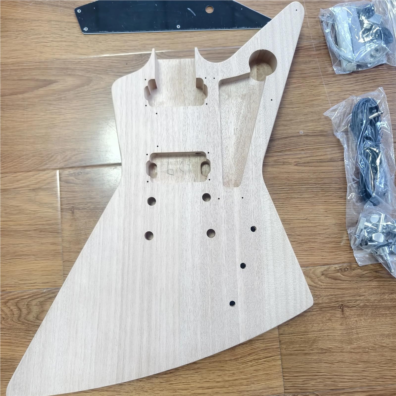 DIY Explorer E-Gitarren-Bausatz, Ahornhals, Mahagoni-Korpus, Gitarrenbausatz